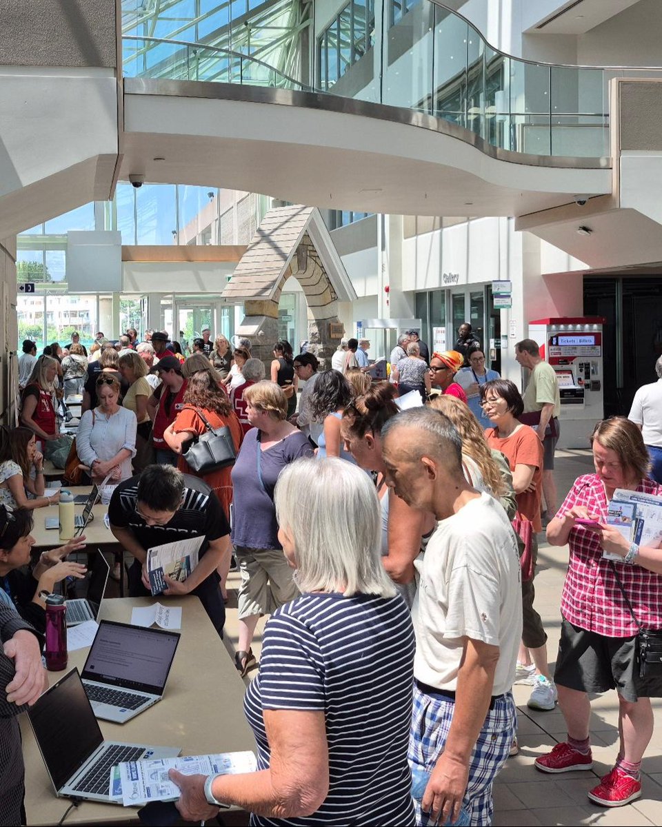 ottawaville's tweet photo. D’autres séances d’information communautaires sur le rétablissement sont prévues sous peu, à la suite de l’événement météorologique extrême du 1er juillet.
Venez discuter avec le personnel d’#OttVille, les partenaires et la Croix-Rouge canadienne.
Détails: https://t.co/PuV8V0HPPO https://t.co/euGIFfUmqk