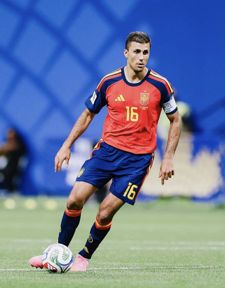 CaptnUson's tweet photo. Öne win away for Rodri to complete football 
Only 9 players in history to have completed football,he will be the 10th player to win the World Cup,Balon’dor and the Uefa champions league https://t.co/GEL0hdcetv