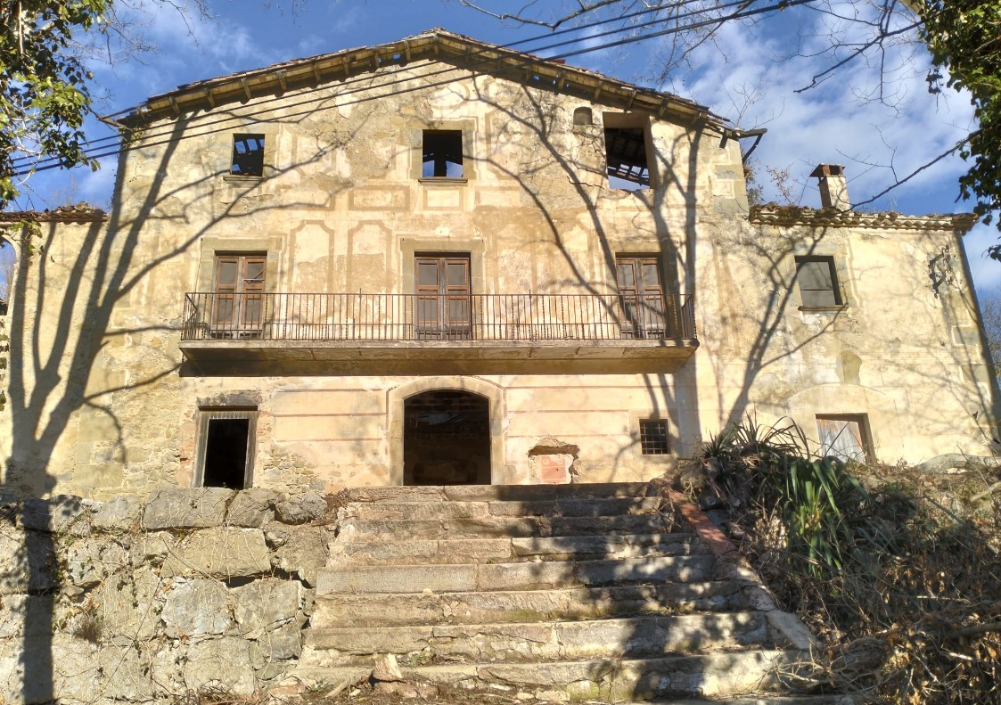 AntiburocraciaC's tweet photo. A la masia de les Comelles, a Sant Feliu de Pallerols, la teulada s'ha ensorrat. El propietari demana permís per arreglar-la. El Departament de Territori li diu que no.

La masia, al veïnat de Sant Miquel de Pineda, a la Garrotxa, està inclosa a l'Inventari del Patrimoni Arquitectònic de Catalunya. Per davant hi passa la carretera C-63. 

I és precisament això el que fa servir el Servei Territorial de Carreteres de Girona per denegar la reconstrucció.

El motiu, per escrit: l'edifici es troba dins la línia d'edificació de la carretera. Segons l'article 84 del Reglament General de Carreteres (Decret 293/2003), en aquest tram la línia se situa a 25 metres de la vora de la calçada.

Dins d'aquesta franja, quan un edifici es considera en estat de ruïna —com aquest—, l'administració només pot autoritzar obres de conservació i manteniment. Mai de reconstrucció ni de millora.

La Marta Lloret ( @martamasies ) coneguda com la Caçadora de Masies, ho ha explicat fa poc: al propietari li deneguen la reforma per trobar-se massa a prop d'una carretera que ja hi passava abans, i que ningú li va preguntar si volia tenir a tocar.

El mateix document, però, sí que autoritza una altra actuació: instal·lar un tancament de fusta d'1,20 metres de llargada al costat de la carretera.

Repassem-ho: el propietari no pot arreglar el sostre que se li ha caigut a sobre del cap, però sí que pot posar una tanca decorativa al costat de la carretera que li impedeix arreglar-lo.

Una masia catalogada, part del patrimoni de la comarca, es queda en runes perquè la mateixa administració que hauria de vetllar per la seva conservació li tanca la porta a fer-ho.

Catalunya, 2026. De bojos.

A la newsletter d'Antiburocràcia Catalunya parlem de temes com aquest.

Cada dia, un mail que t’estalvia una consulta. Tot el que afecta la teva butxaca, explicat perquè s’entengui.

Apunta-t’hi de franc: 👉 https://t.co/0202AubGyn

(Assegura’t de posar bé el correu. Després, rebràs un correu electrònic de confirmació. Si no el veus, revisa la carpeta de correu brossa, arrossega’l a la safata principal i confirma'l perquè t'arribin totes les novetats.)