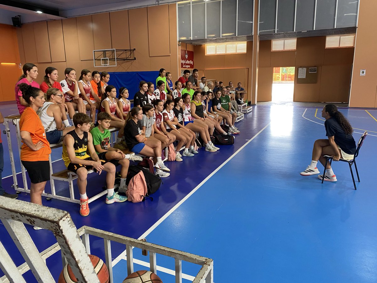 LKLaguna's tweet photo. Hemos tenido una gran visita en casa, su casa , Elena nos dio una clase magistral de humildad y trabajo constante. No hay palabras hacia ella en el Luther ♥️🦉🏀👏 Gracias Ele sigues igual que siempre, una grandeeeee https://t.co/yvlL1vp0Hx