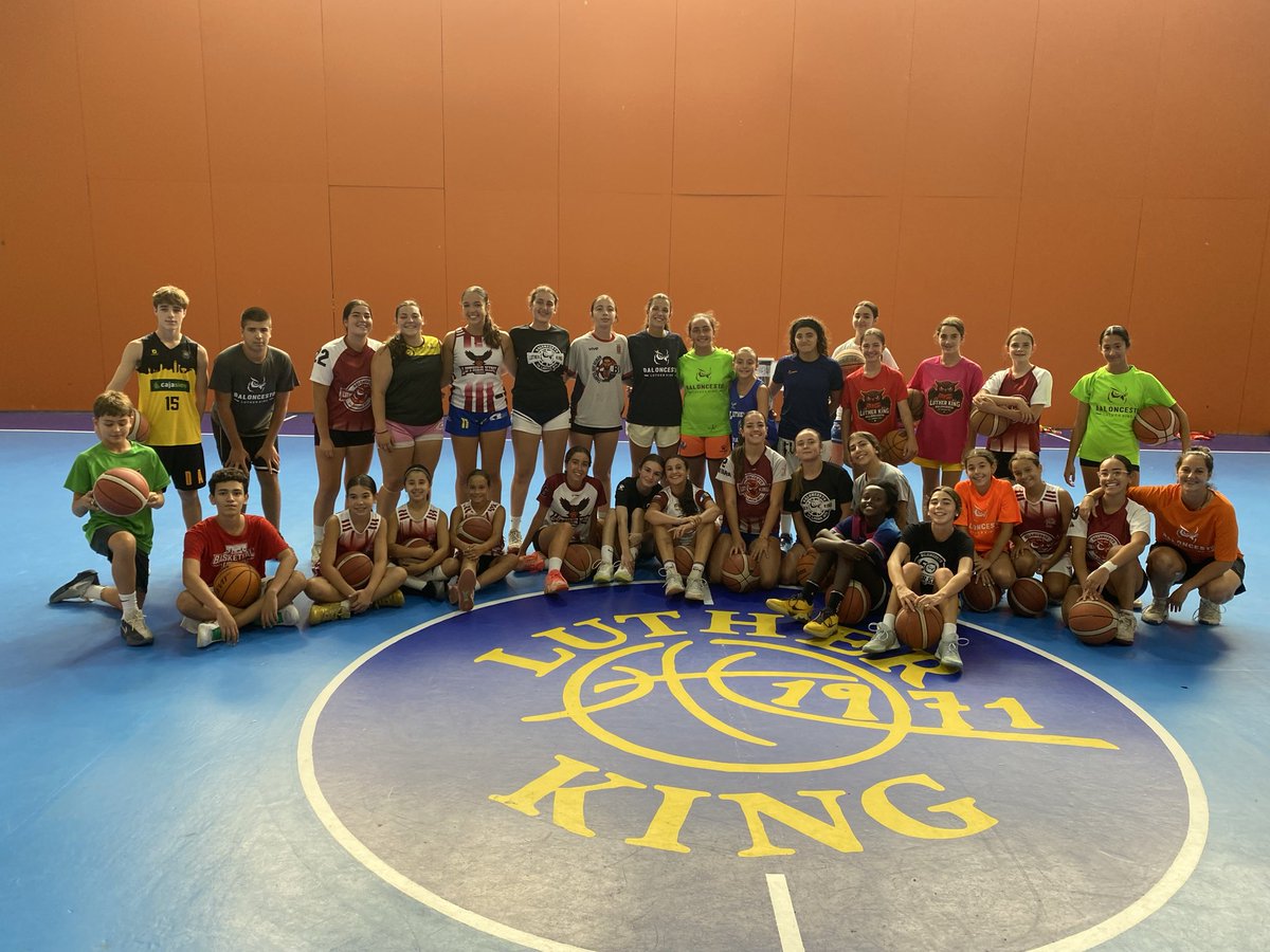LKLaguna's tweet photo. Hemos tenido una gran visita en casa, su casa , Elena nos dio una clase magistral de humildad y trabajo constante. No hay palabras hacia ella en el Luther ♥️🦉🏀👏 Gracias Ele sigues igual que siempre, una grandeeeee https://t.co/yvlL1vp0Hx