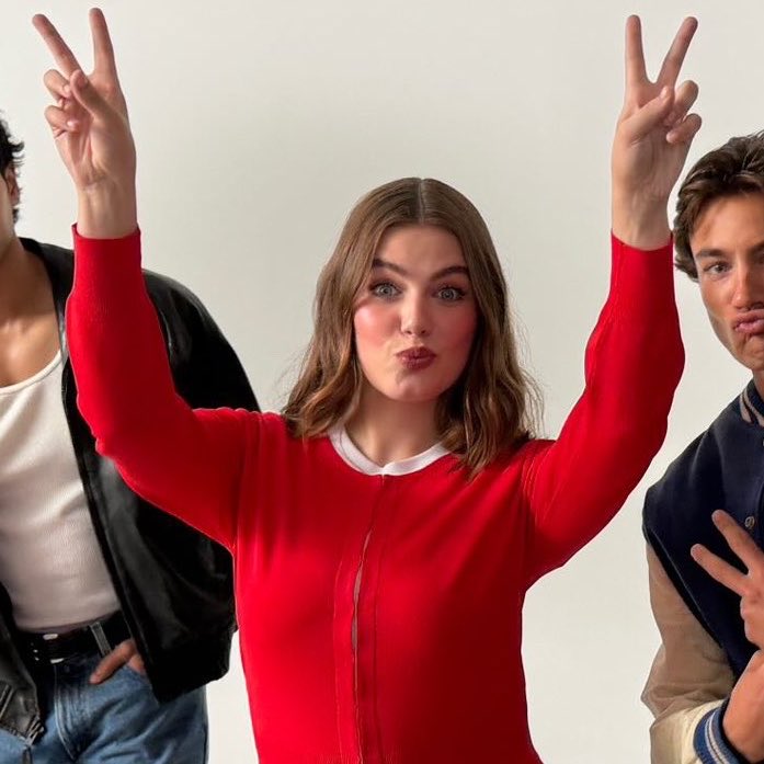ellabrightbra's tweet photo. *chego com 19 anos 
*estreio uma serie de sucesso 
*viro a queridinha da internet 
*it girl das grandes marcas 
*a primeira embaixadora da rare beauty
*saio https://t.co/lCbhtMtV6w