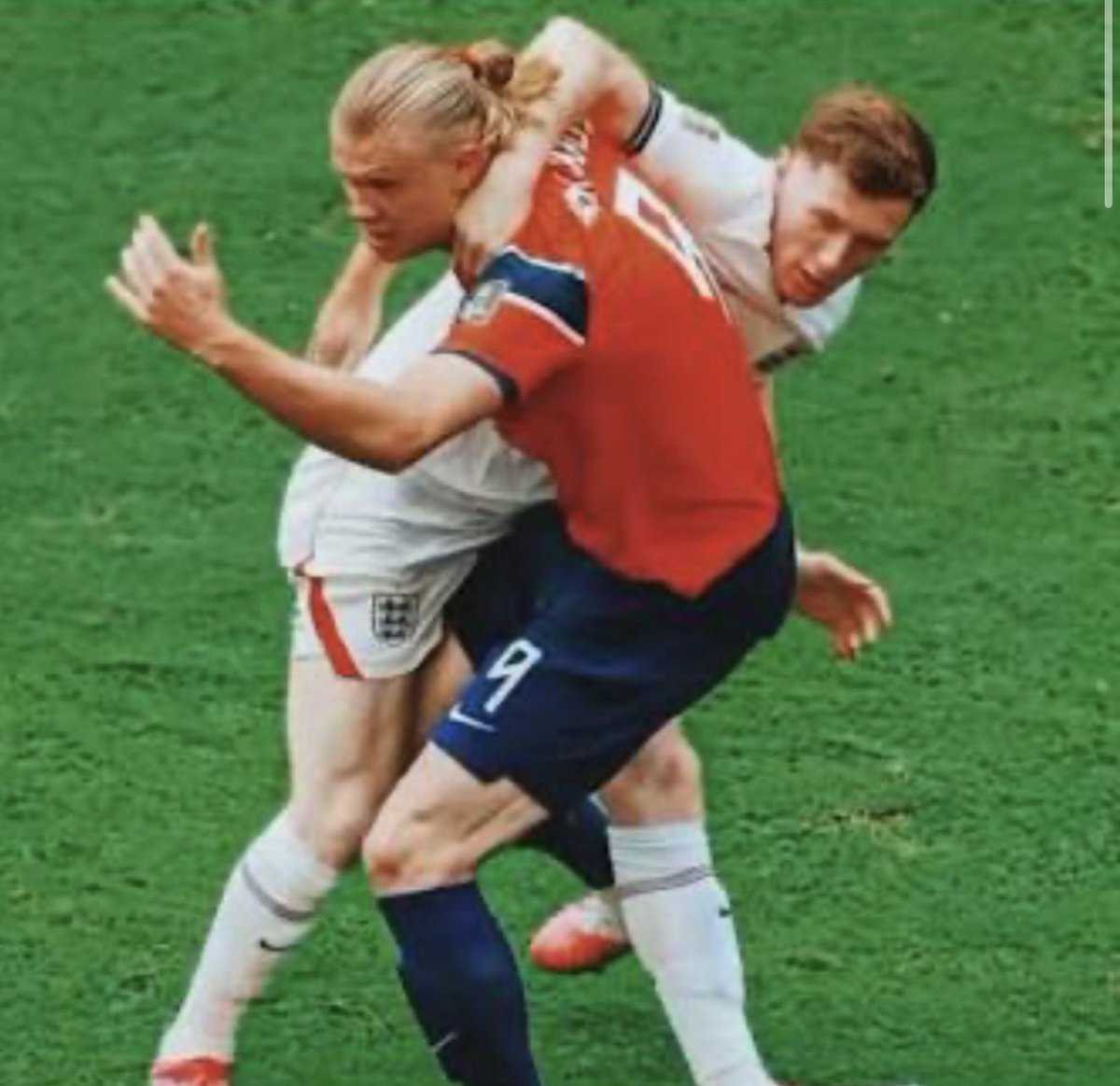 Terfs_R's tweet photo. Anderson 🏴󠁧󠁢󠁥󠁮󠁧󠁿 hanging onto Haaland 🇳🇴 like a monkey:

England - «It’s just a part of the game!»

Messi 🇦🇷 hanging onto Bellingham 🏴󠁧󠁢󠁥󠁮󠁧󠁿 like a monkey:

England - «It’s fucking cheating!» https://t.co/iwIAaIU7VJ
