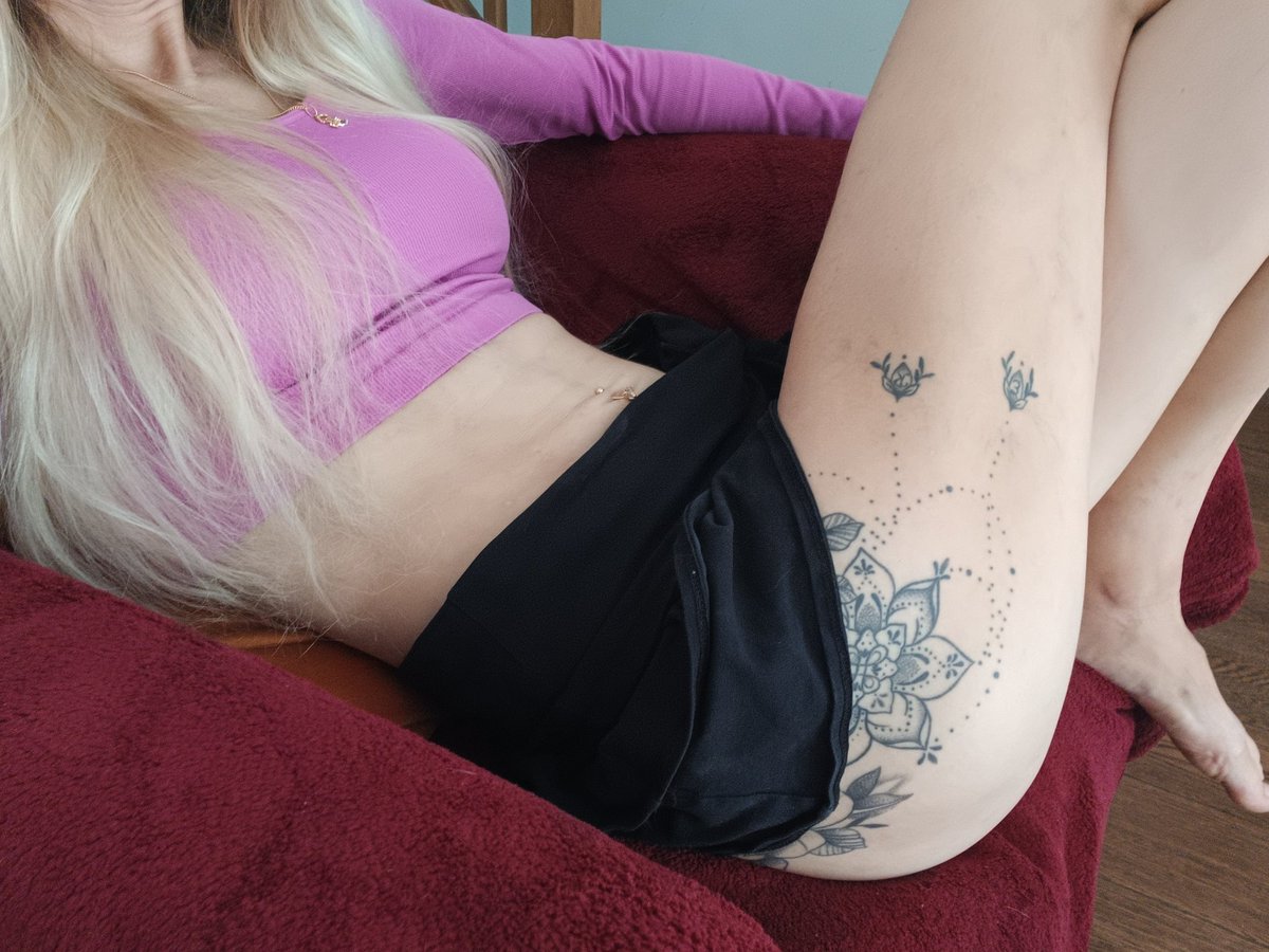 unique242526's tweet photo. No Underwear Day 🤭😈🍑 Subscribe to my OnlyFans spicy page 🌶🌶🌶 For FREE and NO TRIAL 🤪
https://t.co/p0Z3iDFt5m

#OnlyFans #OnlyFansNew #OF #OnlyFansBabe #SexyBlonde #blonde #FitBody #VIPcommunity #Premiumcontent #skirt #shortskirt #miniskirt https://t.co/n6DyvVk79G