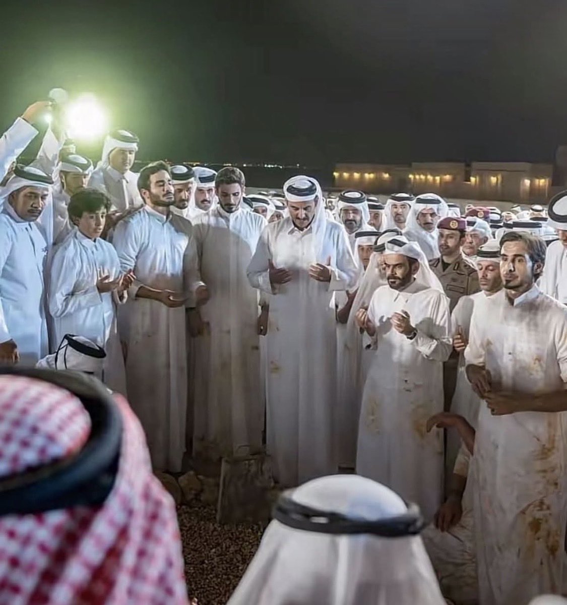 AmkAlkhater53's tweet photo. صورة يتجلى فيها الإيمان بقضاء الله و قدره و اتباعاً لسنه نبيه عليه افضل الصلاة والتسليم ، 
ذلك ما يجعلنا نواري جزأً من أفئدتنا في التراب ..!!
رحم الله فقيدنا الكبير و اسكنه فسيح جناته  ..!!
#الامير_الوالد_في_ذمة_الله https://t.co/ztiRlSrXEk