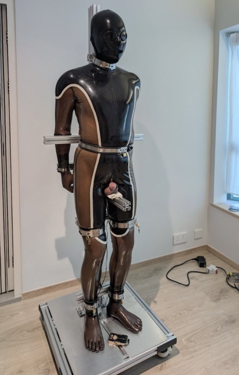 Bouxcuengh2's tweet photo. Breath control + plug + electro = cum🤤

以前在架子上要电射的时候都觉得后面好空，��然大塞子填满后面顶着前列腺电射会更爽，踮脚撑不住不踮脚顶到爽

🕹️@lockedinrubber https://t.co/UZgHntiHi8