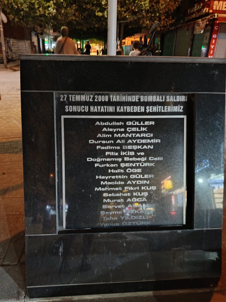 hilalustuk's tweet photo. Sevgili @Gungorenbld ve @Bunyamindemirdr
27 Temmuz 2008'de Güngören yürüyüş yolunda terör saldırısı sonucu vefat eden şehitlerimizi anmak üzere yapılan alandaki yüzme havuzu parçalanmış. Köpek ve kediler değil sebebi biliyorsunuz. insan eliyle yapılan saygısızlğı düzeltir misiniz https://t.co/tn7Ud9NCQY