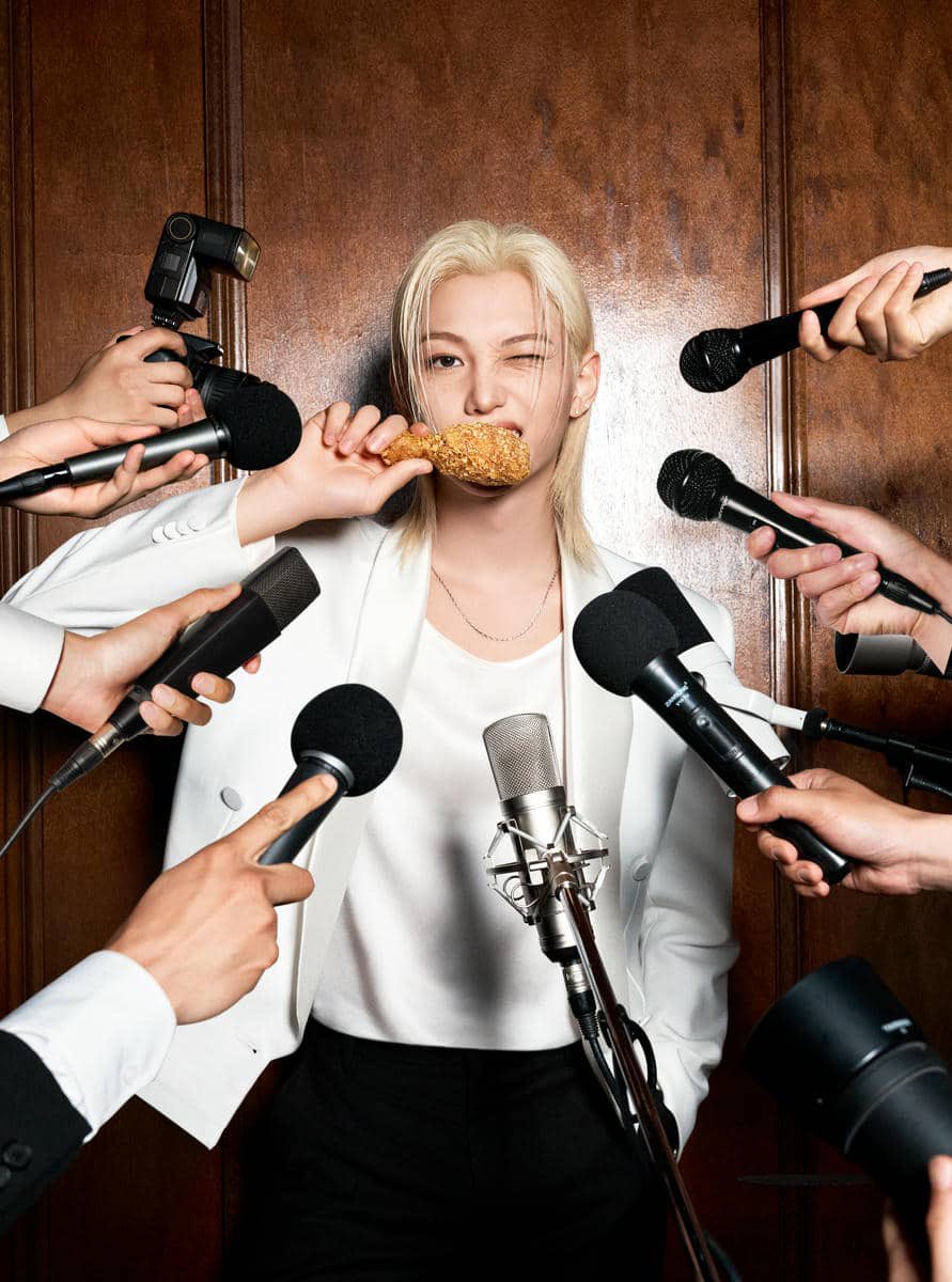 FLXCentral's tweet photo. “#FELIX has a genuine obsession with bb.q Chicken which makes him the perfect fit for this brand ambassador role.”🔥

“Feel Crunch was actually handpicked by Felix himself, and it highlights different elements of his favorite bb.q Chicken flavors. We’re excited for his fans, and other bb.q Chicken fans, to taste it for themselves.”

Fans will see Felix featured in both online and in-store campaigns that are still to come.

The 25-year-old Stray Kids superstar is partnering with the popular global Korean fried chicken restaurant chain, which is launching a new menu item, Feel Crunch Chicken, in celebration of the news. — bb.q Chicken’s U.S. spokesperson in a statement. via JUST JARED. 

BBQ FELIX CRUNCH CAMPAIGN 
#FELIXxBBQ
#필릭스_BBQ_황올한_만남