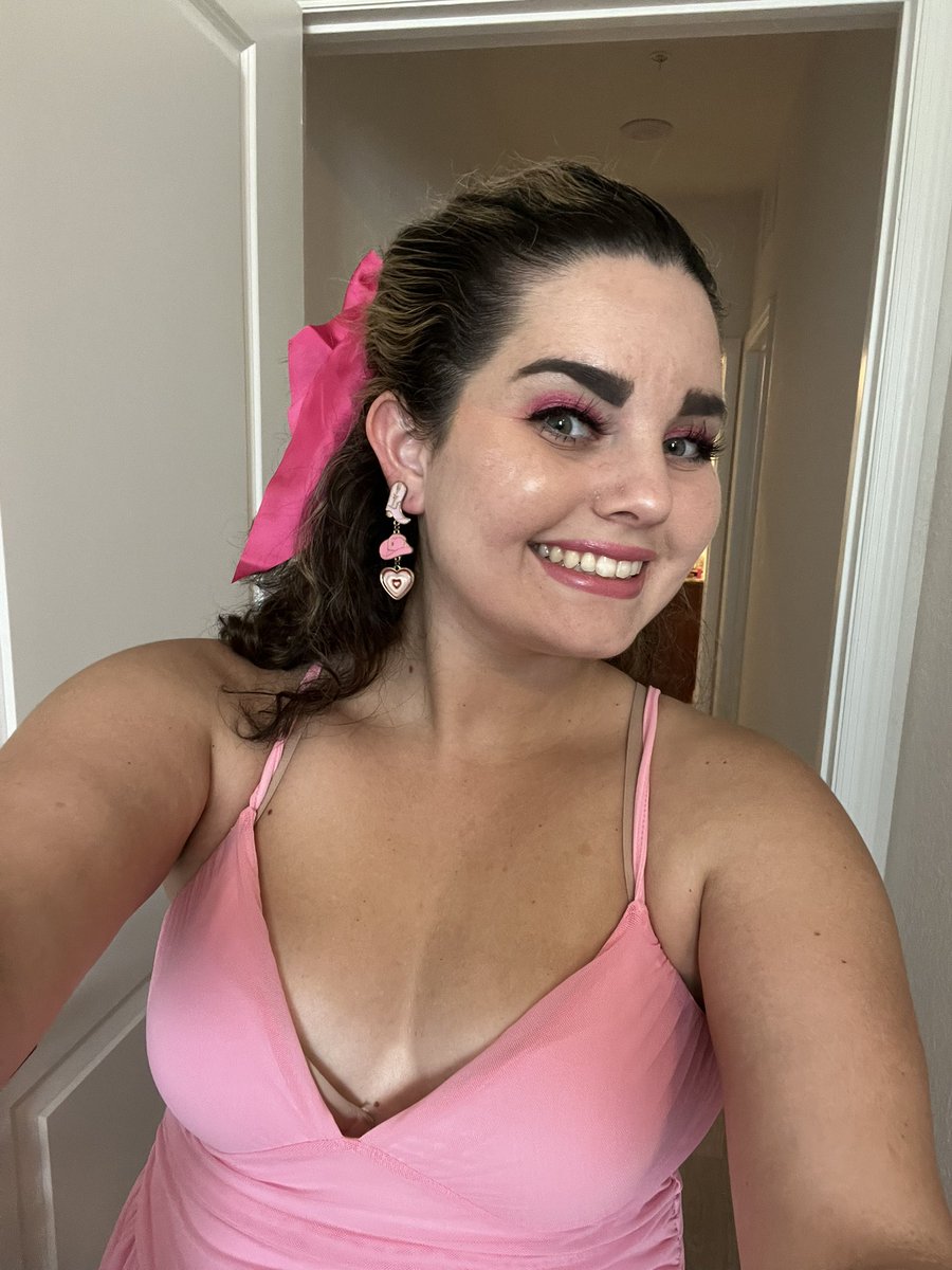 feelingonNYtime's tweet photo. see you so soon @_megmoroney @TheKiaCenter 🩷💕💖💘💗💓☁️👸🏼👑👢 worked a full work day yesterday then had a client night event (14 hrs total)  then a half day bright and early today then your show then work tomorrow it’s been insane …. https://t.co/BMnvffveKY