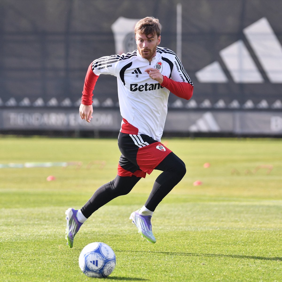 Trezeguetista7's tweet photo. Todo muy lindo con el mundial.

Pero mañana vuelve a jugar RIVER. Volveremos a exigir. https://t.co/krmnTgXnDJ