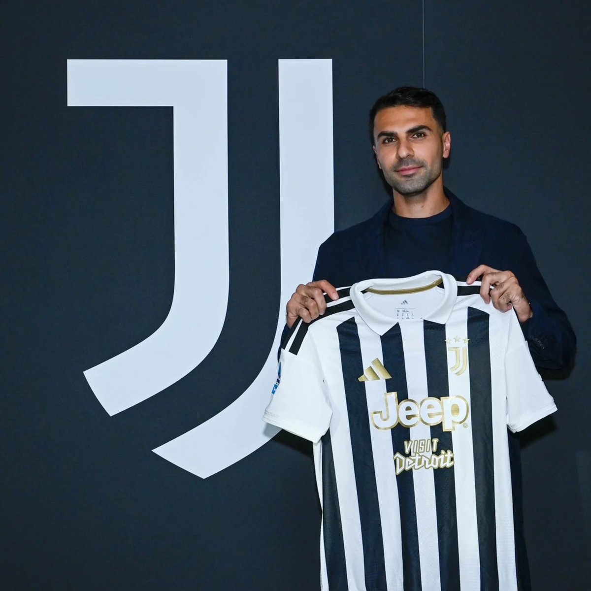 Zeki Çelik, Juventus'a Transfer Oldu: İtalyan Devi Türk Yıldızı Kadrosuna Kattı