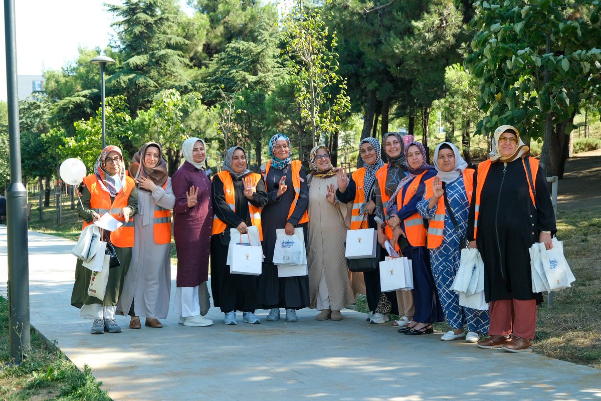 akkadinistanbul's tweet photo. Bugün de rotamız millet, adresimiz gönüller...

Yönetim Kurulu Üyelerimizle birlikte Millet Bahçelerimizde hemşehrilerimizle buluşuyor, bu güzel mekânlarda gönül gönüle sohbetlerimizi ve muhabbetimizi paylaşıyoruz. 🌿

Milletimizin nefes aldığı, ailelerimizle bir araya geldiğimiz Millet Bahçelerimizde; aynı heyecanla, aynı azimle sahadayız.

#HerMahallesiyle İstanbul

📍Bağcılar Millet Bahçesi
📍Esenler Millet Bahçesi