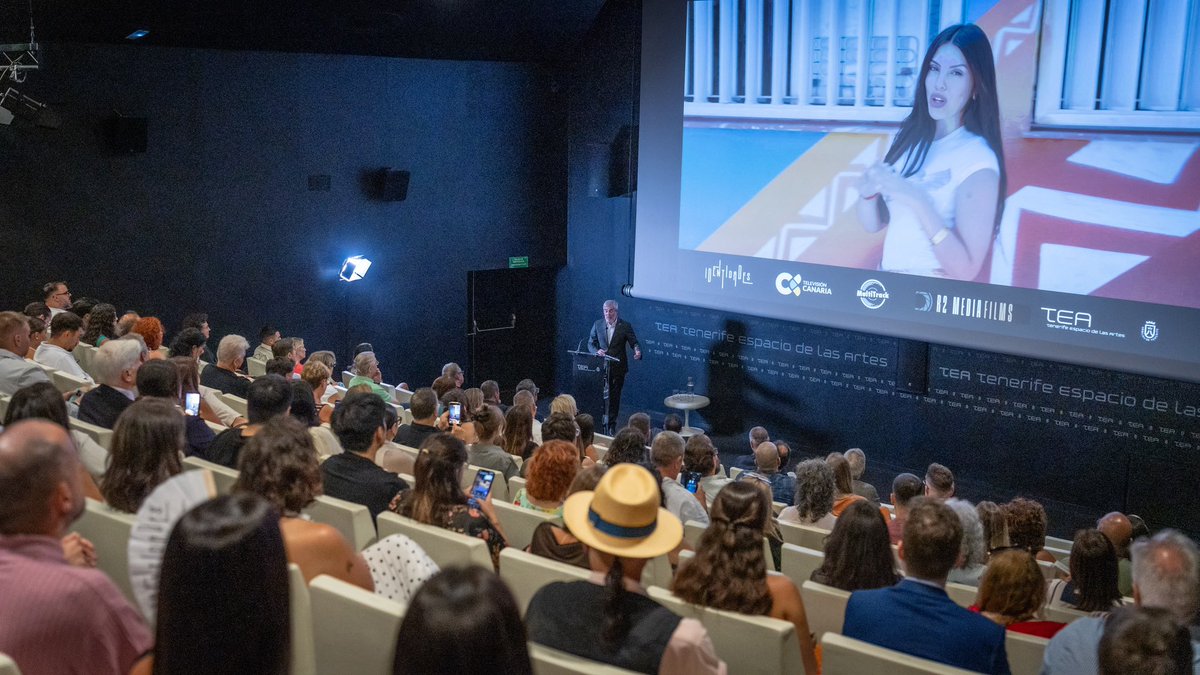 FClavijoBatlle's tweet photo. Contar #Canarias🇮🇨 también es una forma de cuidarla. Y eso es precisamente lo que hace #Identidades.

Mi enhorabuena a @BenitoBenitoca y a todo el equipo por hacer posible un proyecto que nos invita a descubrir nuestra tierra desde una mirada cercana, actual y desde la perspectiva de nuestros jóvenes. Deseando ver cada uno de los 12 capítulos restantes.