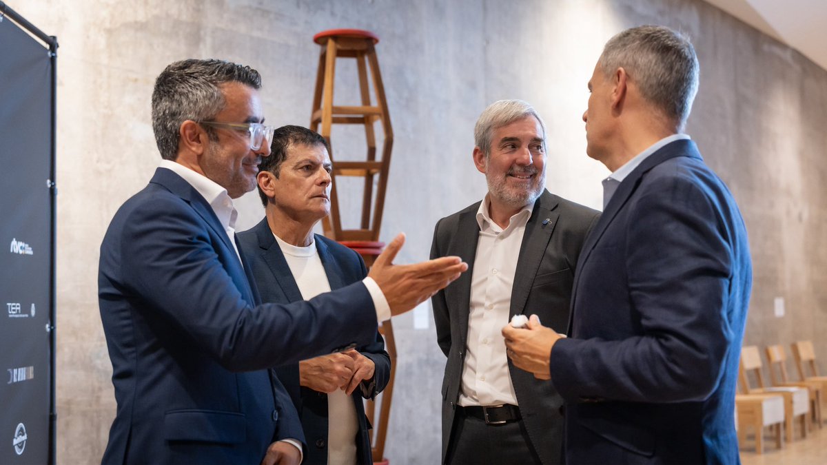 FClavijoBatlle's tweet photo. Contar #Canarias🇮🇨 también es una forma de cuidarla. Y eso es precisamente lo que hace #Identidades.

Mi enhorabuena a @BenitoBenitoca y a todo el equipo por hacer posible un proyecto que nos invita a descubrir nuestra tierra desde una mirada cercana, actual y desde la perspectiva de nuestros jóvenes. Deseando ver cada uno de los 12 capítulos restantes.
