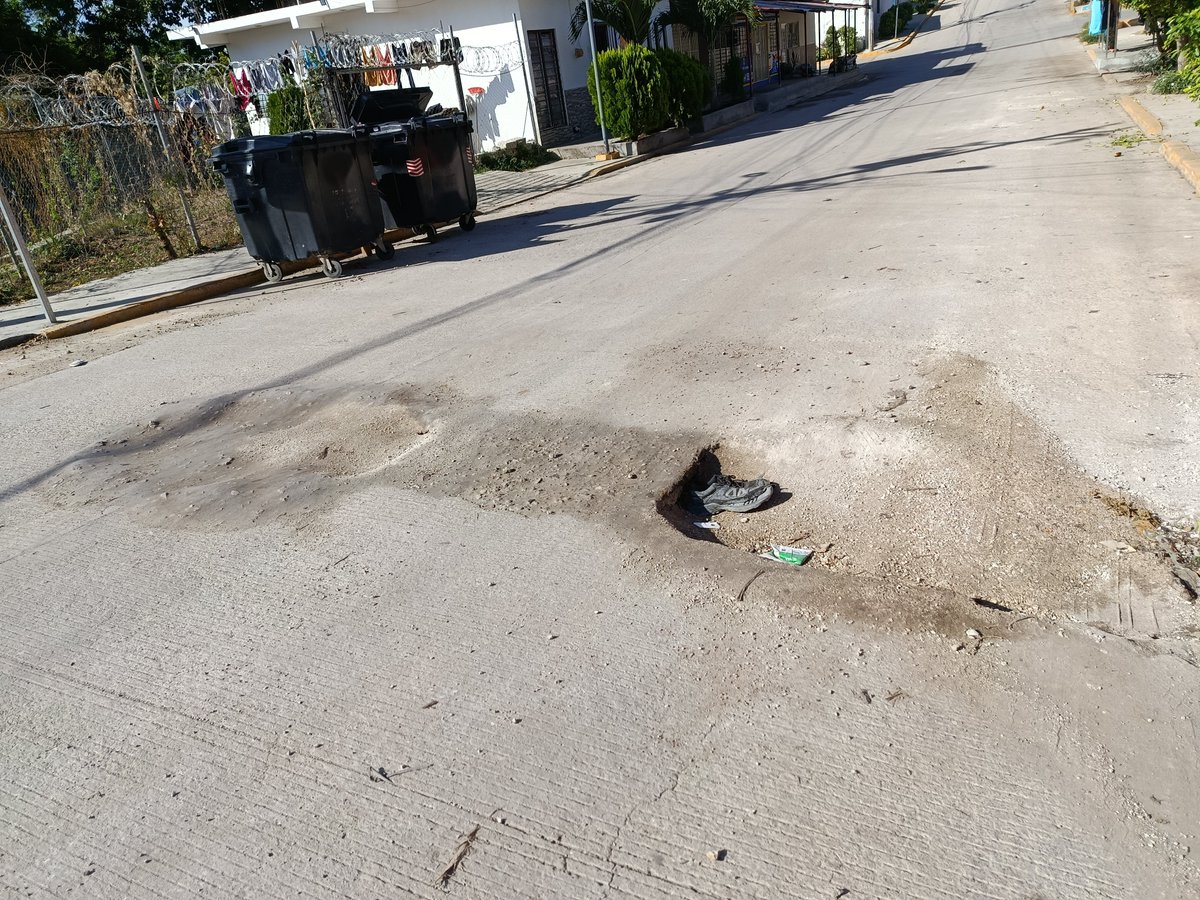 pacoalve's tweet photo. @TuxtlaSMAPA hizo una reparación de sobre la calle 1 de Mayo esq. Av. 24 de Octubre de la Col. Shanka y dejaron este gran bache. @TorresAngelC @CuartoPoderMX @DiarioChiapas @canal13Chiapas @MeganoticiasGTZ @FelipeAlamill11 @diarioultimatum https://t.co/H21qqE9GQr