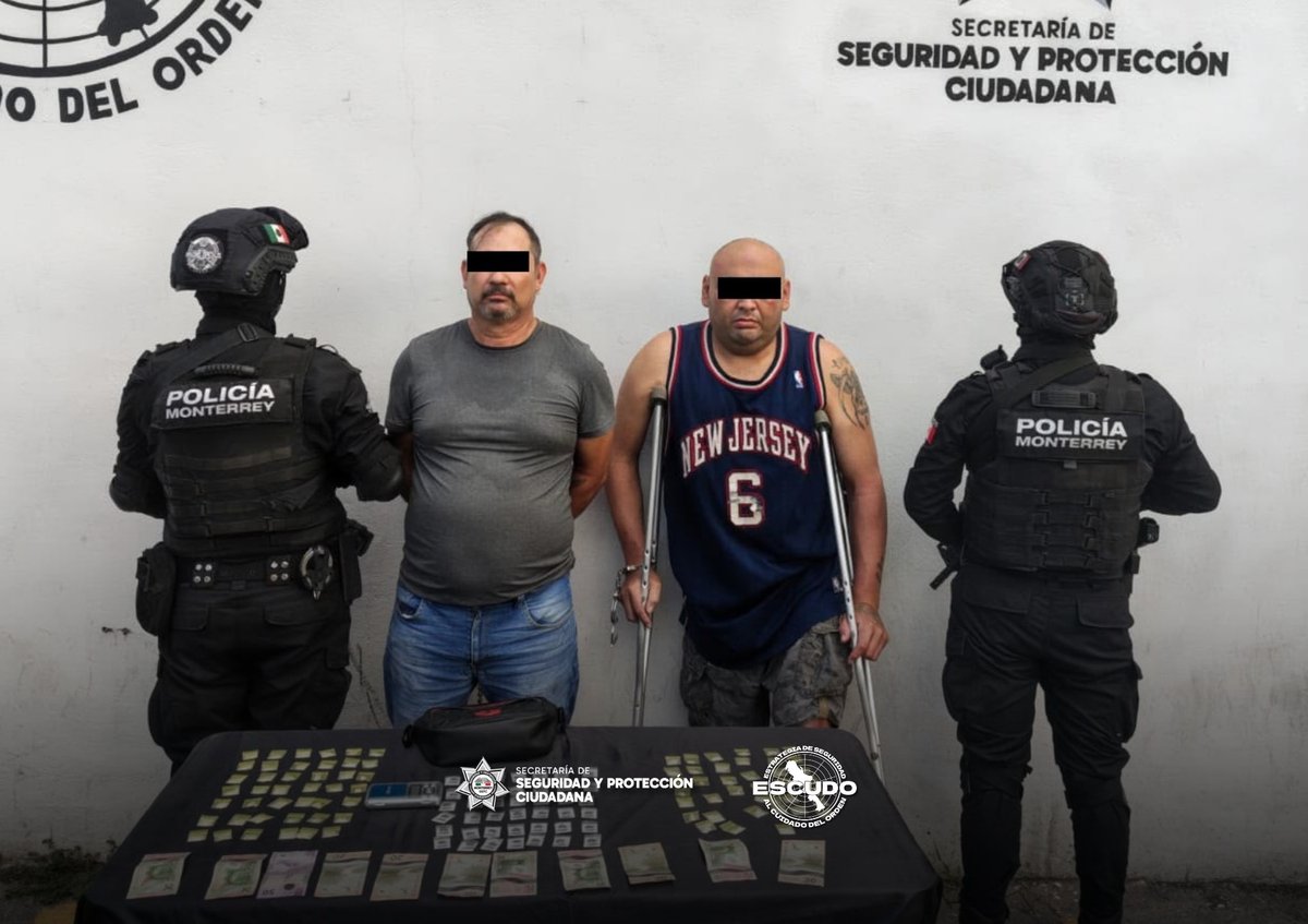 PoliciaDeMtyOf's tweet photo. En coordinación con la AEI, realizamos el cateo de un inmueble en el centro de Monterrey. Esto tras la detención de Ricardo A., de 51 años y José G., de 31, a quienes les aseguramos 123 dosis de cristal y cocaína.

Ya están a disposición del MP.

#EstrategiaESCUDO
#AquíSeProtege https://t.co/urOScYbrF6