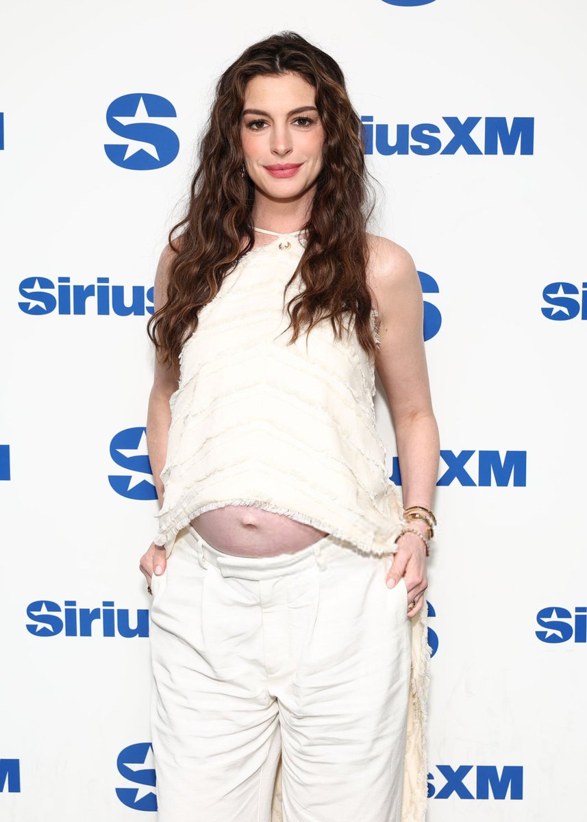 annehathawaybr's tweet photo. Maravilhosa! 🤍Anne Hathaway nos estúdios da SiriusXM para promoção de The Odyssey. https://t.co/dWrUgt1HTz