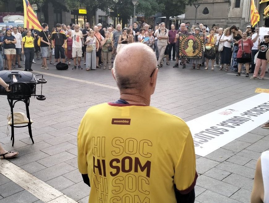 assemblea's tweet photo. Avui hem estat a Sabadell donant suport a @Detingudes23S.

El vicepresident @lluis_llach 🗣️ “Aquí l’única cosa que hi ha hagut és tortura judicial. Perquè vosaltres representeu allò que més tem el poder, que és el poble!”

#TotsSomCDR https://t.co/BXLEQUo2XD
