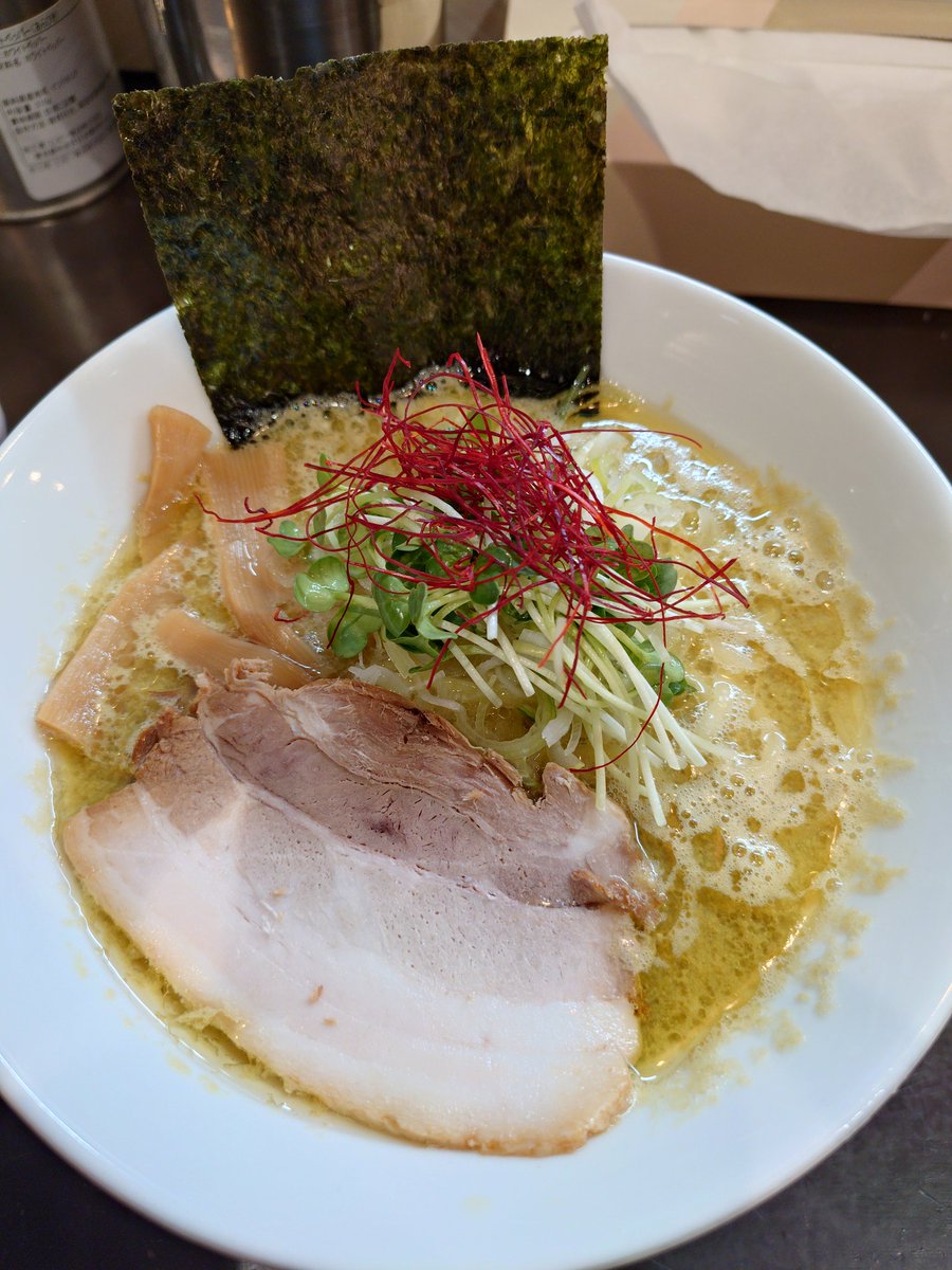 ygtskr's tweet photo. VON GOSSOボンゴッソ@静岡
濃厚貝塩ラーメン
濃厚っ！貝と豚骨を合わせたスープに太麺が絡む。ダシダっぽさも。サービスで付く半ライスで雑炊風。 https://t.co/Nxe5dnuKbI