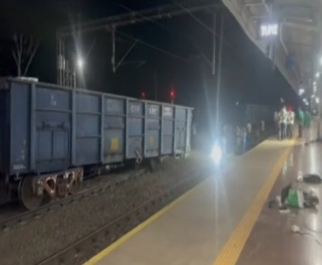 JharkhandRail's tweet photo. 🚨BREAKING: A goods train has derailed at Tuni Railway Station. Restoration work is underway, but several trains have been detained, causing delays.

Passengers are advised to check their train status before traveling.
#IndianRailways #TrainAccident https://t.co/0FD6sSALtH