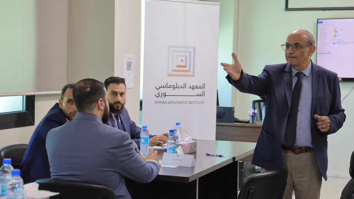 SYDiplolnst's tweet photo. نظّم المعهد الدبلوماسي في وزارة الخارجية والمغتربين بالتعاون مع المعهد الوطني للإدارة العامة دورة تدريبية بعنوان "دراسة الجدوى الاقتصادية"، قدّمها الدكتور عامر خربوطلي، وحضرها عددٌ من المختصين المعنيين في الوزارة. https://t.co/kCRz8gMXjU