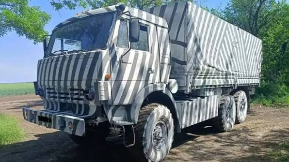 Mylovanov's tweet photo. Russia is trying to blind the AI on Ukrainian drones.

Across the front, military trucks now carry vivid black-and-white stripes to fool machine vision.

The software may stop recognising a truck as a truck. The trick works until the model learns the pattern — The Economist. 1/ https://t.co/c15g0ytEgD
