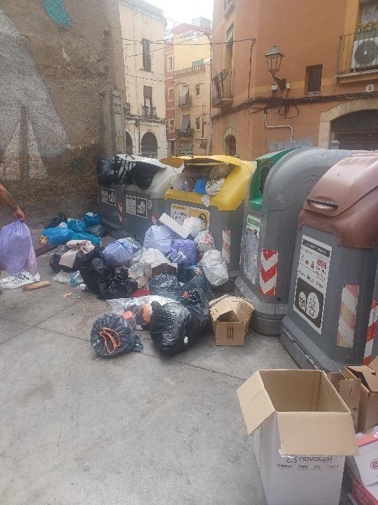 Plat_TgnaNeta's tweet photo. #tarragona #tarragonabruta 

No hi ha dret❗️❗️
Prou❗️❗️
Tarragona fa fàstic❗️❗️

Això és a la placeta de l'oli darrera del forum a la Part Alta.

@sindicdegreuges 
@diaridtarragona @diarimes @laciutattgn https://t.co/WoksEuJqvk
