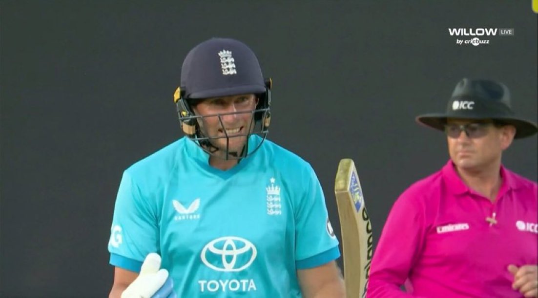 mufaddal_vohra's tweet photo. Joe Root celebrating the win and appreciating Gus Atkinson even after missing out on his 62nd hundred by just 1 run. 🥹❤️ https://t.co/NGN22POIQp