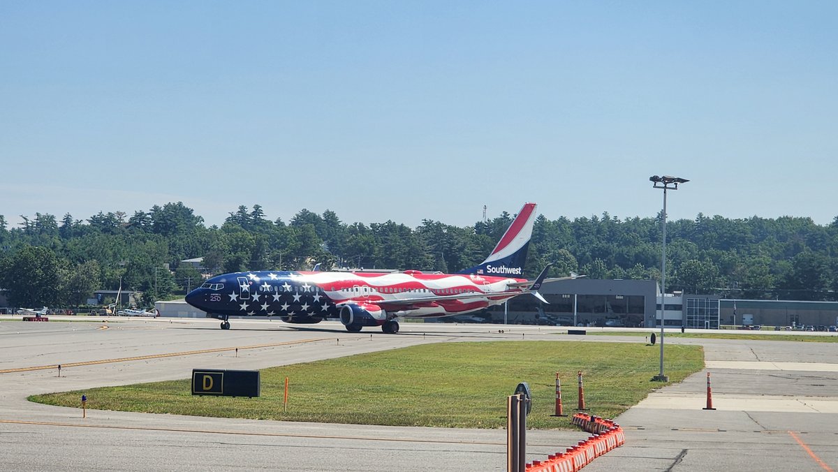 flymanchester's tweet photo. Who spotted our special guest today?! We love seeing Freedom One at MHT! 🙌 #SpotMHT @SouthwestAir https://t.co/UqmakUpdP8