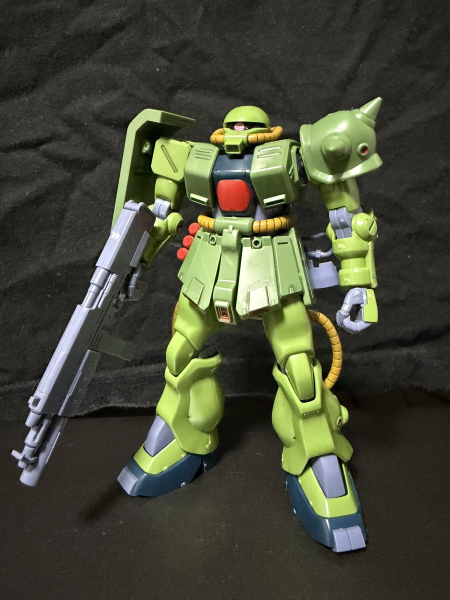 note_1223's tweet photo. HG ザクⅡ改作りました。
今回はバーニア部分塗装頑張ってみました。
ちょっとした塗装でもカッコ良さが増すね！
ヒートホークも塗装してみようかな。
あとポケ戦のMSは全部カッコいい…
#ガンプラ好きと繋がりたい 
#ガンプラ https://t.co/O1OHn9k39S