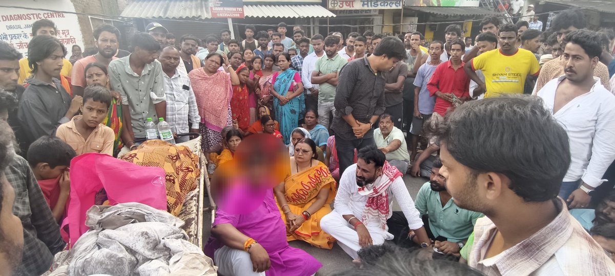 yourBabulal's tweet photo. जामताड़ा सदर अस्पताल में लापरवाही के कारण सरकारबांध निवासी रीना कुमारी, एक प्रसूता और उसके नवजात शिशु की मृत्यु की अत्यंत दुखद घटना संज्ञान में आई है।

जानकारी के अनुसार, परिजनों को अस्पताल में उपलब्ध कराई जाने वाली दवाइयों के बजाय निजी मेडिकल दुकान से दवा खरीदने के लिए मजबूर किया गया।

राज्य की बदतर स्वास्थ्य व्यवस्था के कारण प्रतिदिन किसी न किसी की जान जा रही है, लेकिन सरकार मानो पूरी तरह संवेदनहीन बनी हुई है। स्वास्थ्य सेवाओं में व्याप्त अव्यवस्था और जवाबदेही के अभाव का खामियाजा आम लोगों को अपनी जान देकर चुकाना पड़ रहा है।

सिविल सर्जन एवं उपायुक्त इस पूरे मामले की निष्पक्ष और समयबद्ध जांच कर दोषियों के विरुद्ध कठोर कार्रवाई सुनिश्चित करें। साथ ही यह भी सुनिश्चित किया जाए कि सरकारी अस्पतालों में सभी आवश्यक दवाइयाँ पर्याप्त मात्रा में उपलब्ध रहें, ताकि भविष्य में किसी मरीज या नवजात को ऐसी दुखद परिस्थितियों का सामना न करना पड़े।
@dcjamtara 

@BJP4India @narendramodi @AmitShah @NitinNabin @blsanthosh @BJP4Jharkhand