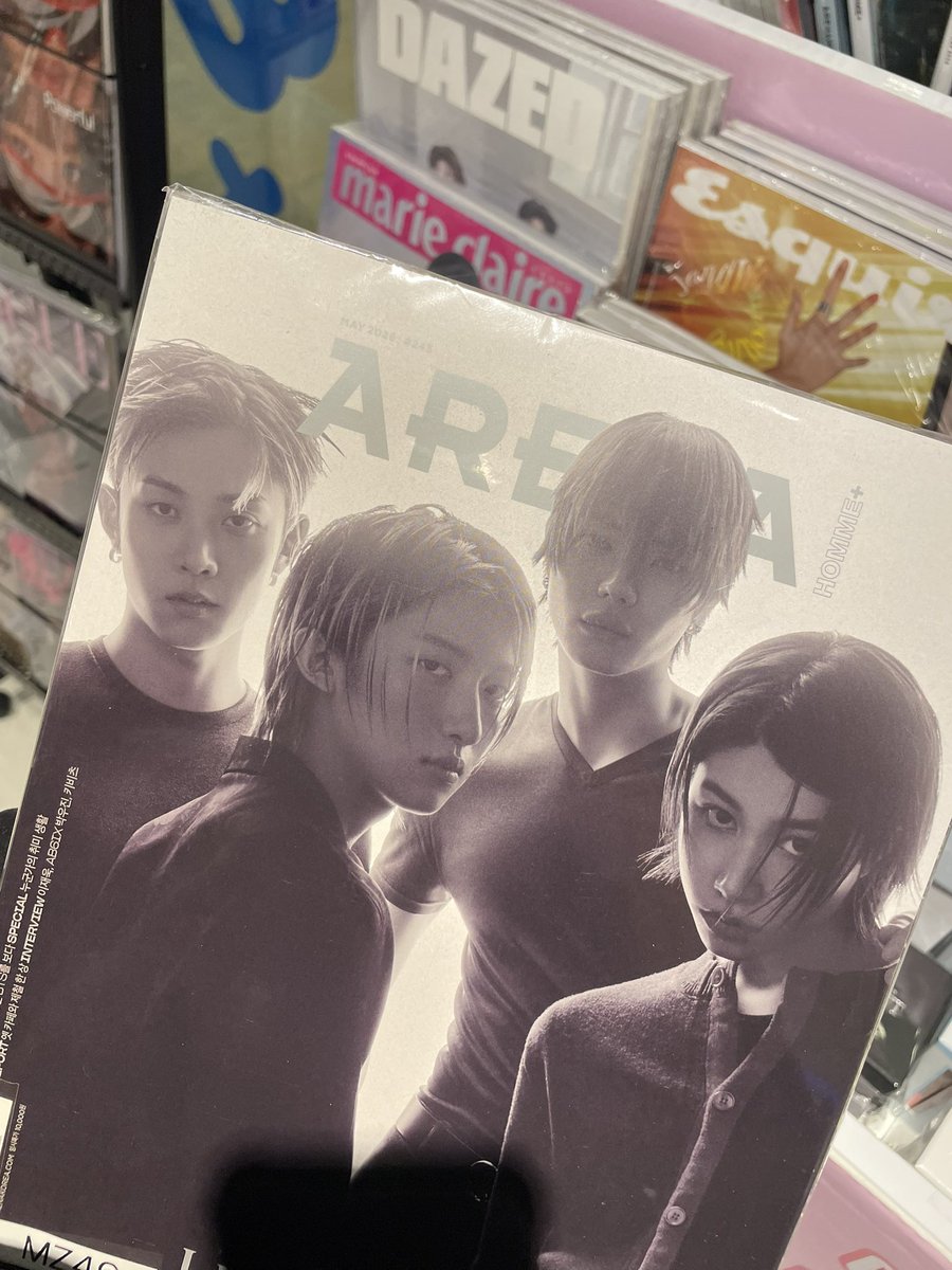mayarsty's tweet photo. masih ada yang cari lngshot arena magazine kah? minus cover ryul ya https://t.co/l1DlvEERVM