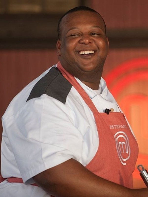 centralreality's tweet photo. Estefano Zaquini, ex-participante da primeira temporada do MasterChef Brasil, foi visto vendendo doces em semáforos de Santo André (SP). 
Ele explicou que essa iniciativa faz parte de um recomeço profissional e uma forma de complementar a renda, sem abandonar trabalhos na gastronomia.
