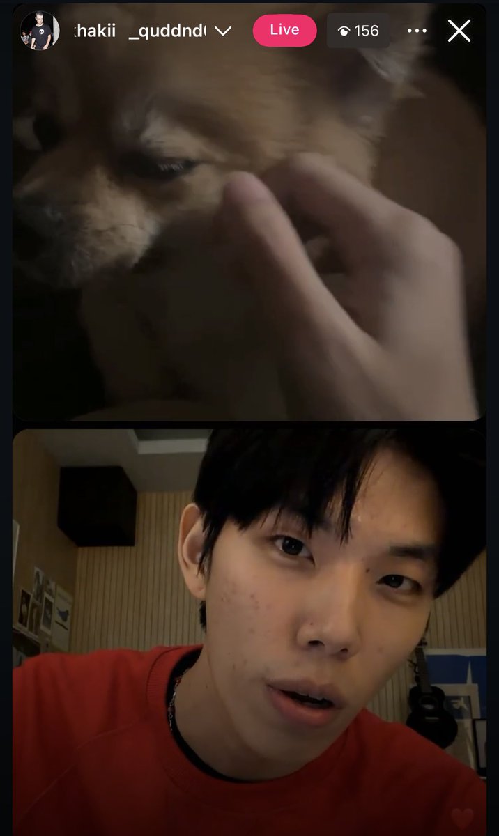 hvymkme's tweet photo. จะร้องไห้พี่น้องตัดไม่ขาดกันจิงๆ
ไออุงกับพี่คากิมาไลฟ์คุยด้วยกัน ㅠㅠ 

- คิดถึงกัน
- ชวนมาเจอกัน 
- ถามว่าตอนนี้อยู่ไหน ทำอะไร 
- ไออุงเปิดบีท+ไกด์เพลงที่ทำไว้ให้ฟัง
- แล้วก็คุยย้อนวันวาว่าเจอกันครั้งสุดท้ายตอยงานไหน  
- พูดถึงวันเก่าๆด้วยว่าจำได้มั้ยตอนเด็กๆเคยทำอะไรไว้ (น่ารักมาก) 
- ไออุงแชร์ด้วยว่า ช่วงนี้กำลังออกกำลังกายอยู่ แล้วไออุงก้ชวนพี่คากิออกกำลังกายด้วยกัน
- แล้วพี่คากิก้ชมว่า ไออุงของพี่นี้น่ารักตลอดจิงๆเลยนะเนี้ย 
- มีคุยเรื่องบีทเก่าๆที่เคยทำไว้ด้วยกันด้วย แต่ไออุงบอกจำไม่ค่อยได้แล้ว566556

- ไออุงให้พี่คากิคุยกับโทบี้ (หมาอุง) ด้วย 
แล้วพี่คากิก้เรียกโทบี้ถามว่า 
: สบายดีมั้ยโทบี้
: จำพี่ได้มั้ยพี่โทบี้
: แล้วพี่คากิก้ถามว่าทำไมหน้าโทบี้เป้นงั้น
ไออุงบอกว่า โทบี้ง่วง5363636363 
: แล้วพี่คากิก้บอกว่า โทบี้ยังเป็นหมาน้อยอยู่สินะ 
: แต่ไออุงบอกว่าไม่แล้ว โทบี้อายุเยอะแล้ว แล้วพี่คากิก้ถามว่าตอนนี้โทบี้อายุเท่าไรแล้ว 

- คุยเรื่องฟุตบอลด้วย พี่คากิถามว่าได้ดูบอลมั้ย แต่ไออุงบอกว่าดูมาแค่ไฮไลท์อย่างเดียว

- แล้วก็อาโปนิมเข้ามาคุยด้วยในไลฟ์ ㅠㅠㅠㅠㅠㅠㅠㅠㅠㅠㅠㅠㅠㅠ  
- ไออุงมาแซวว่าพี่คากิว่าใส่เสื้อสีแดงเพราะ world cup ชั่ยมั้ยคับ แต่พี่แกบอกว่าแฟชั่น6363736373733

- มีคุยเรื่องชื่อสเตจเนมระหว่าง อันบยองกับซิด(sid) ด้วย ไออุงบอกสองคนนี้เป็นพี่น้องกัน

- แล้วก่อนจบไลฟ์อาโปนิม พิมพ์ว่า “รักนะเว้ย” 😭😭😭😭😭