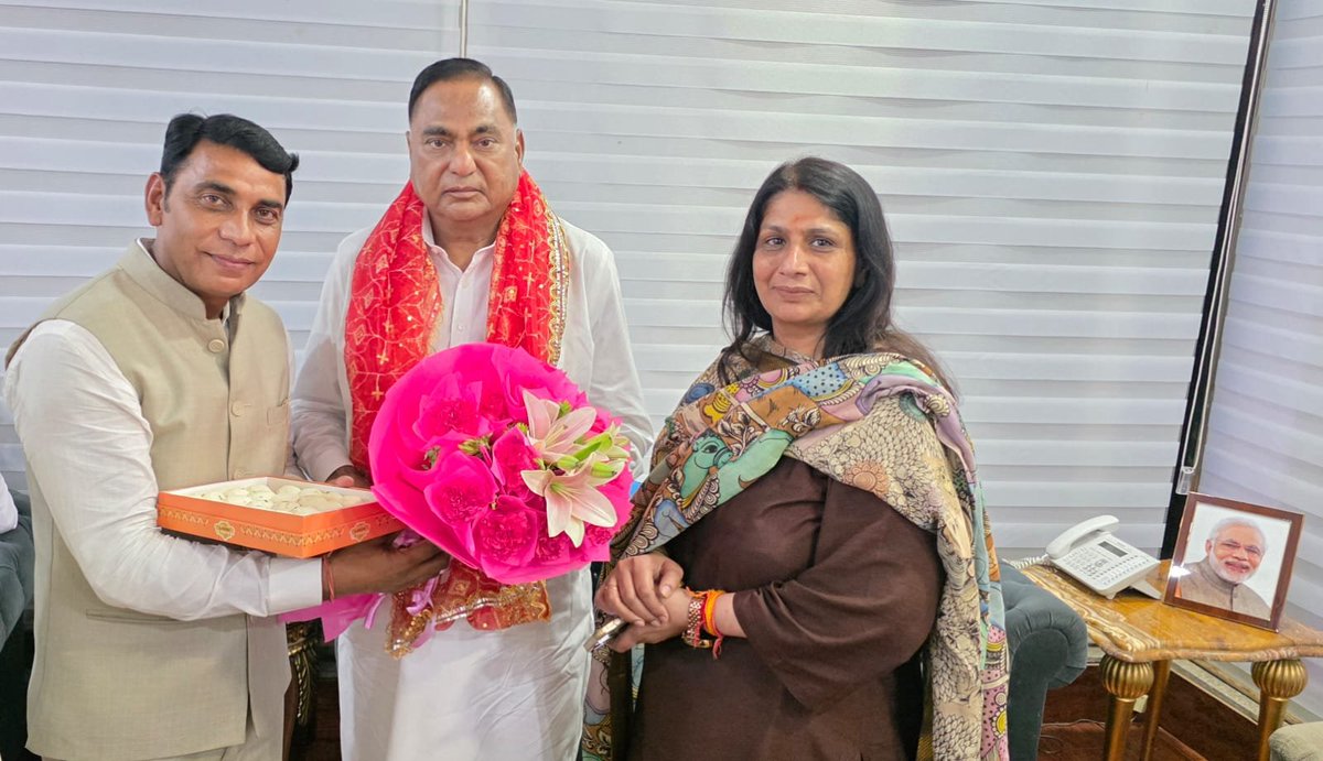 RamvirBidhuri's tweet photo. आर.के. पुरम से निगम पार्षद श्री धर्मवीर सिंह जी को दक्षिण क्षेत्र नगर निगम जोन का चेयरमैन चुने जाने पर आज अपने आवास पर मैंने पुष्प गुच्छ भेंट करके तथा अंगवस्त्र पहनाकर किया उनका स्नेहपूर्ण अभिनंदन। उन्हें सफल, लोक-कल्याणकारी और क्षेत्र की जनता की आकांक्षाओं को पूरा करने वाले कार्यकाल की दीं शुभकामनाएं।

@narendramodi @NitinNabin @AmitShah @blsanthosh @gupta_rekha @hdmalhotra @BJP4India @PMOIndia