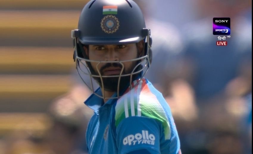 KingKong101's tweet photo. 💔 SHREYAS IYER'S FIGHTING KNOCK COMES TO AN END!
Shreyas Iyer departs after a well-made 66 runs off 77 balls, providing India with a crucial innings under pressure. 👏🇮🇳
#ShreyasIyer #INDvsENG #2ndODI #TeamIndia https://t.co/RsauxUup3K
