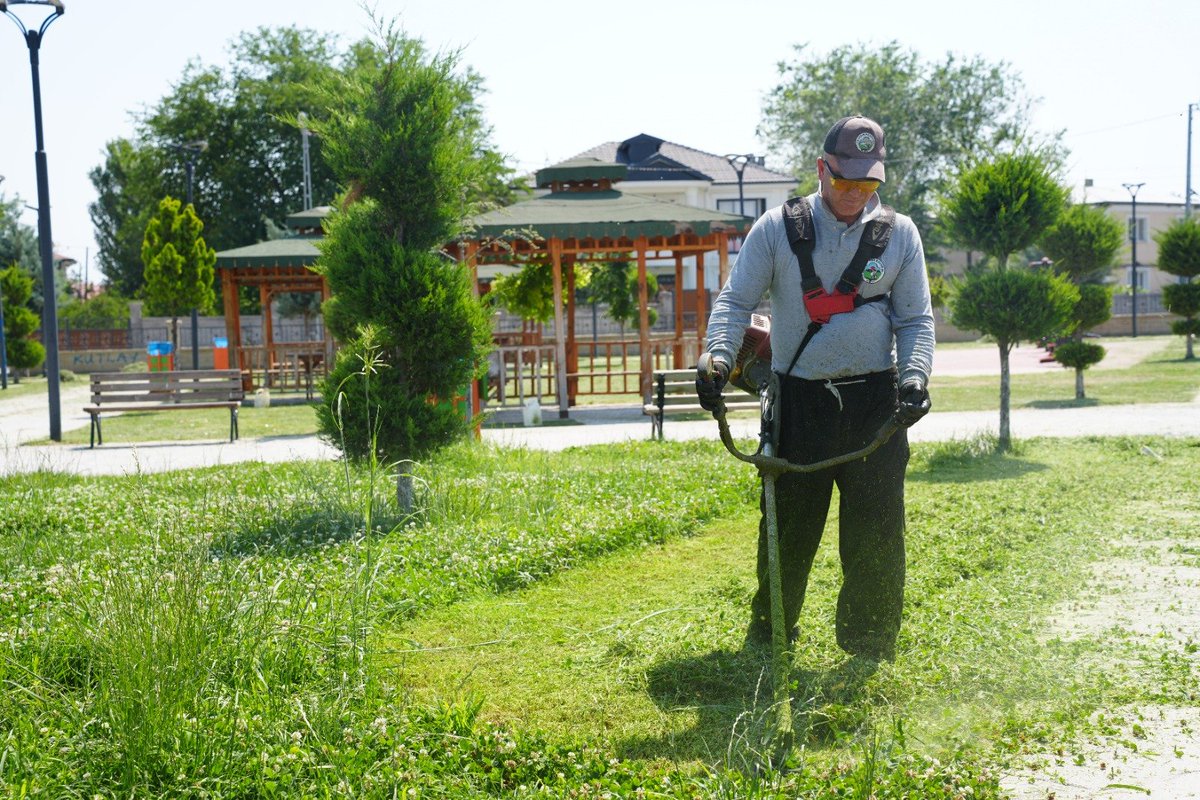 igdirbelediye's tweet photo. Iğdır Belediyesi Park ve Bahçeler Müdürlüğü ekiplerimiz tarafından şehir merkezindeki park, yeşil alan ve refüjlerde sulama ile ot biçme çalışmaları aralıksız sürdürülmektedir. Çalışmalar planlanan program doğrultusunda devam etmektedir. https://t.co/bs7pVwRg3j