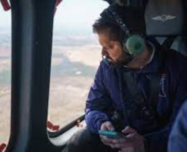 camilaemiliasv's tweet photo. Boric cuando contemplaba el desastre desde el aire y llegaba a la Moneda a las 11:00 hrs. Ahora tenemos a nuestro  presidente Kast desplegado en terreno salvando vidas https://t.co/UPlfOcWv2h