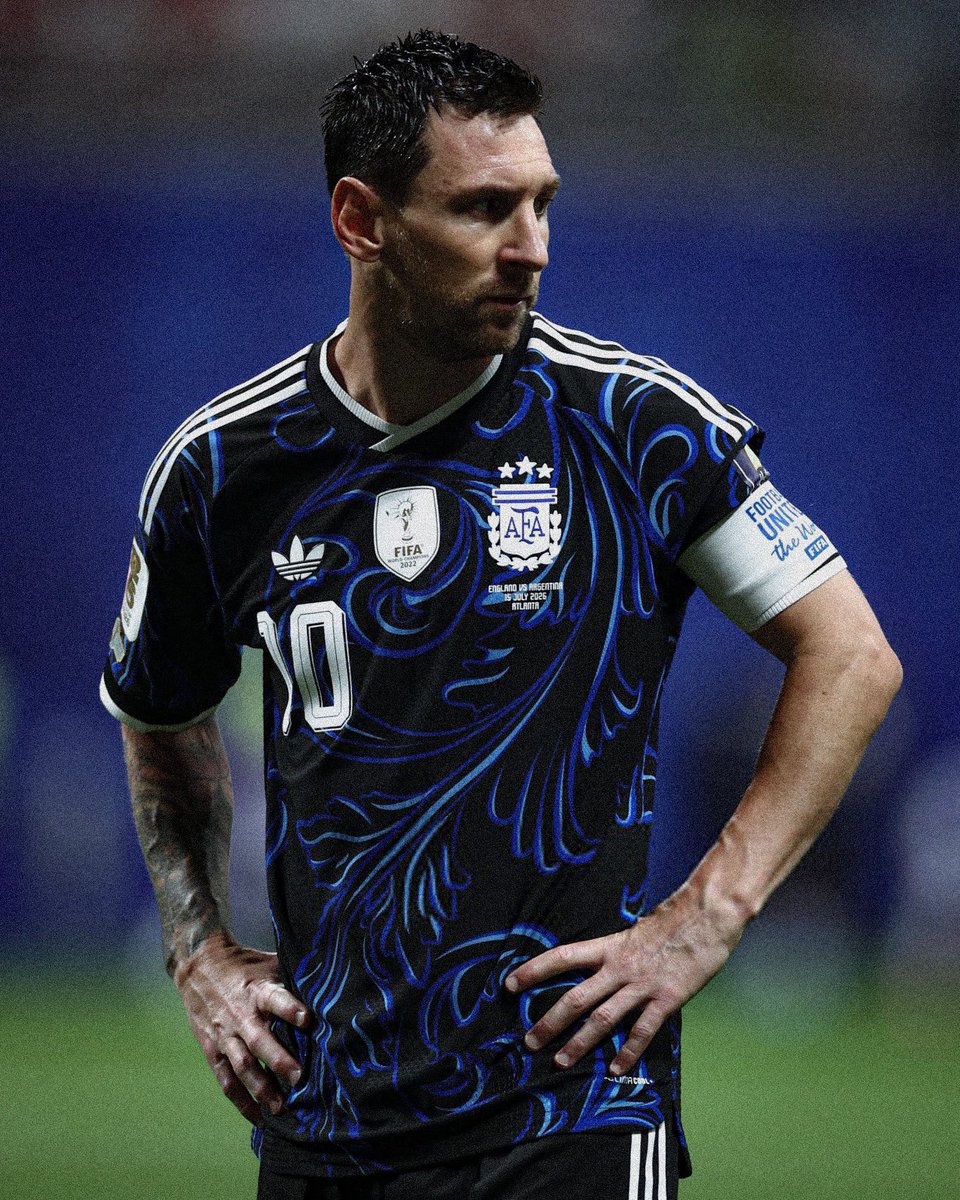 AndreiDubois's tweet photo. El marketing infló una rivalidad que en el campo nunca existió a partes iguales. Mientras Cristiano Ronaldo necesitaba campañas mediáticas y un ruido constante para sostener su estatus, Messi se dedicó a hablar donde realmente importa. Sin necesidad de discursos ni de forzar narrativas, el fútbol del argentino terminó por apagar todo el eco publicitario, demostrando que el talento puro siempre se impone al ruido.