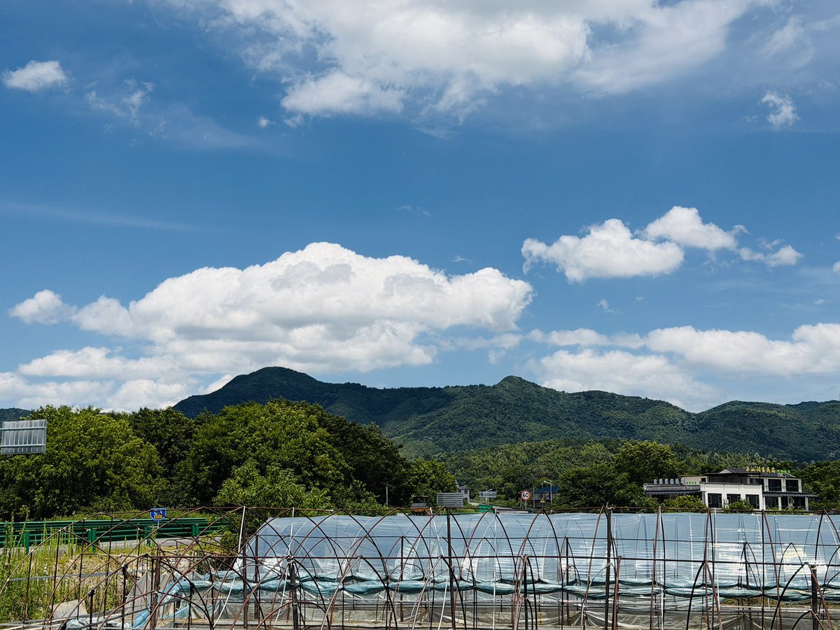 LeyHan_Cz's tweet photo. 夏天真好，也不热，还有云。（坐标：池州）有山，有水。 https://t.co/n8m9FaZqlZ