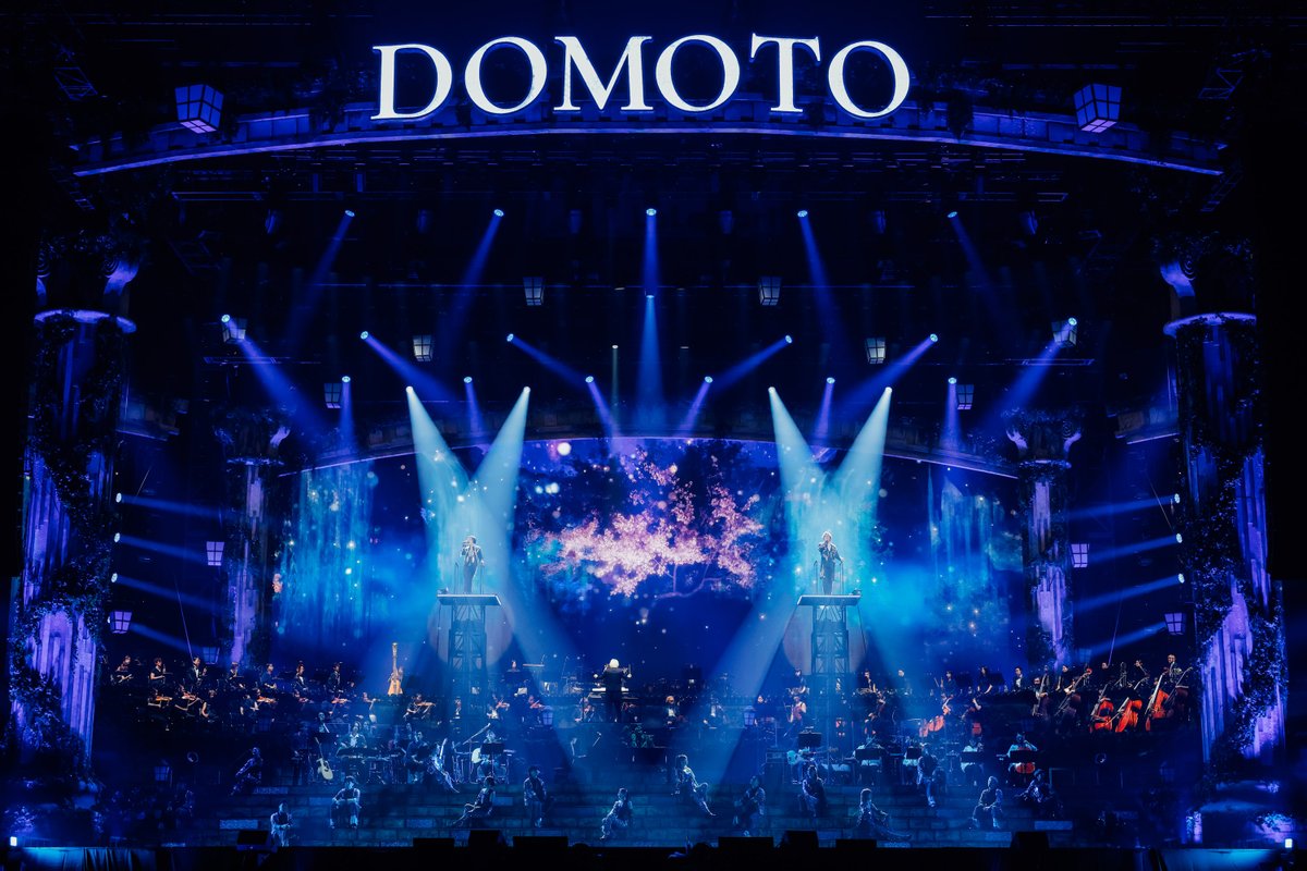 oricon's tweet photo. DOMOTO、新たな一歩踏み出す2人が始める物語🎤

総勢101人の豪華ステージ✨️
東京ドーム公演で5万5000人が見守る

30周年は“漫談”に意欲？【ライブレポート】
https://t.co/wRtQVItciG

＃DOMOTO https://t.co/xEpmYZK1uD