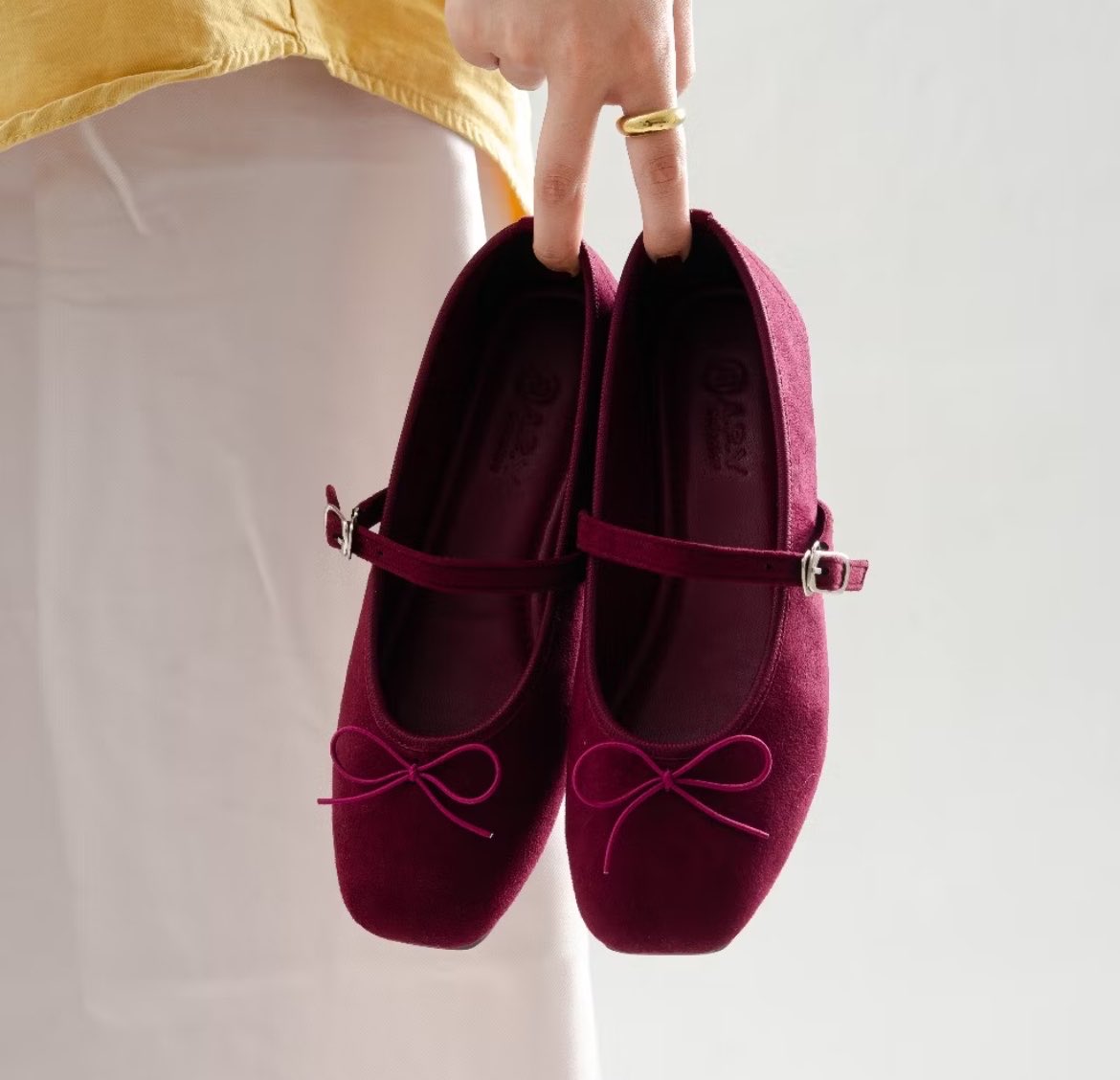 bismillahwml_'s tweet photo. Satu pasang flatshoes yang cocok buat semua outfit? Bisa bangett! 😍

Desainnya feminin, empuk, dan bikin kaki tetap nyaman seharian. 

Lets cek a thread 💞

.
.
. https://t.co/Vf50AgCiHE