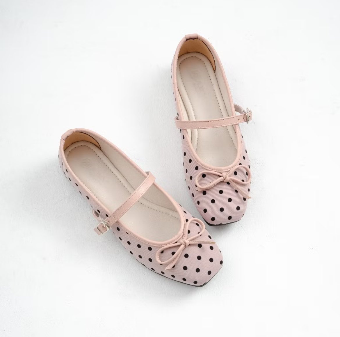 bismillahwml_'s tweet photo. Satu pasang flatshoes yang cocok buat semua outfit? Bisa bangett! 😍

Desainnya feminin, empuk, dan bikin kaki tetap nyaman seharian. 

Lets cek a thread 💞

.
.
. https://t.co/Vf50AgCiHE