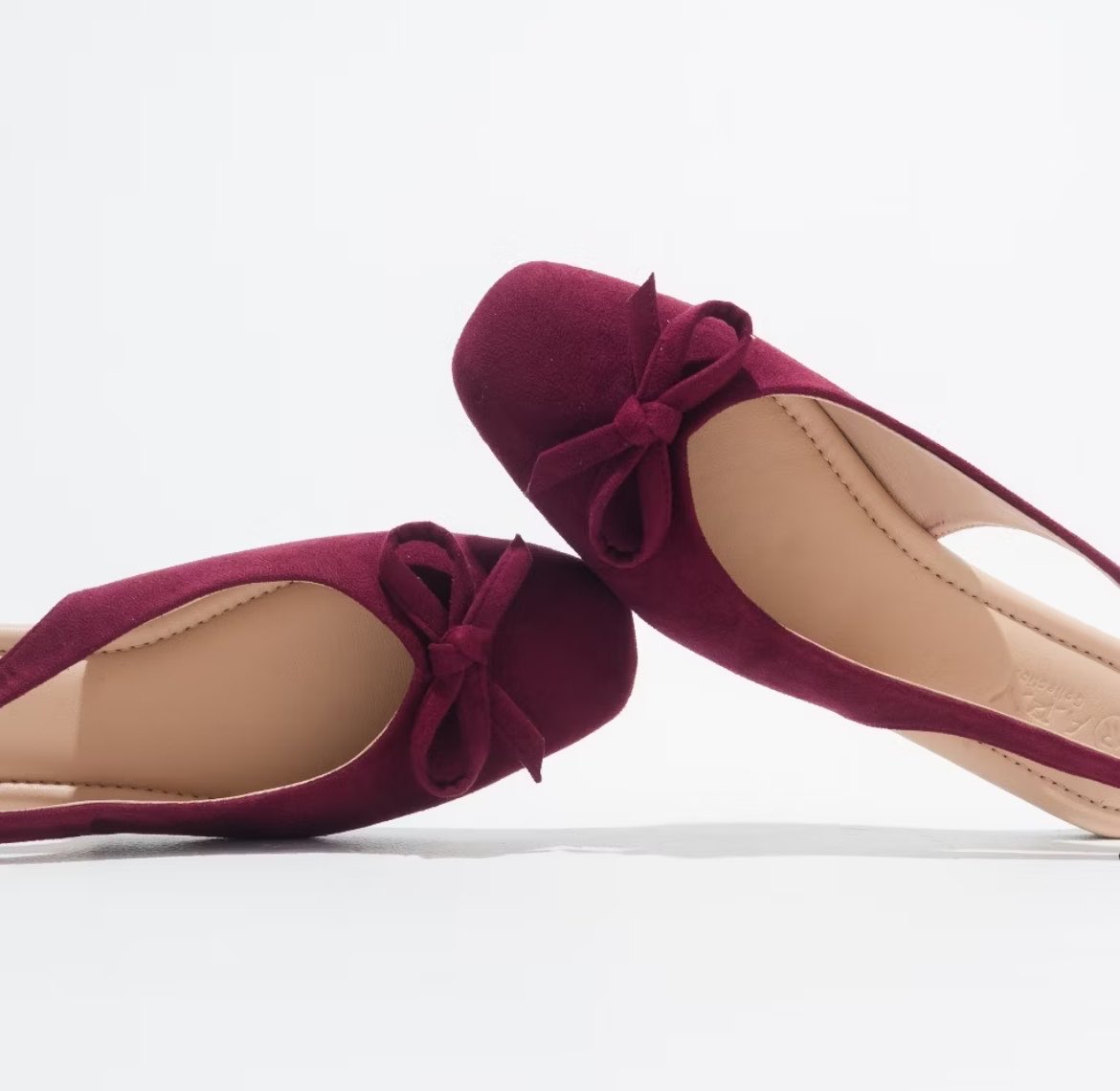 bismillahwml_'s tweet photo. Satu pasang flatshoes yang cocok buat semua outfit? Bisa bangett! 😍

Desainnya feminin, empuk, dan bikin kaki tetap nyaman seharian. 

Lets cek a thread 💞

.
.
. https://t.co/Vf50AgCiHE