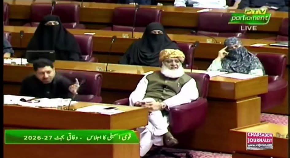 Sajjad_Ali09's tweet photo. جو آئین کی حفاظت کرے، ظلم کے خلاف بولے، بدامنی کے سامنے ڈٹ جائے اور ہر قومی بحران میں قوم کی آواز بنے، اسی کو نشانہ بنانا اس بات کا ثبوت ہے کہ اقتدار کو وفادار نہیں، فرمانبردار لوگ چاہییں!!
#مولانا_شان_پاکستان
#آئین_شکن_مقدس_گائے
#شہداء_کو_ڈھال_نہ_بناؤ
#لشکر_نہیں_خود_لڑو https://t.co/WIFA7nczcy