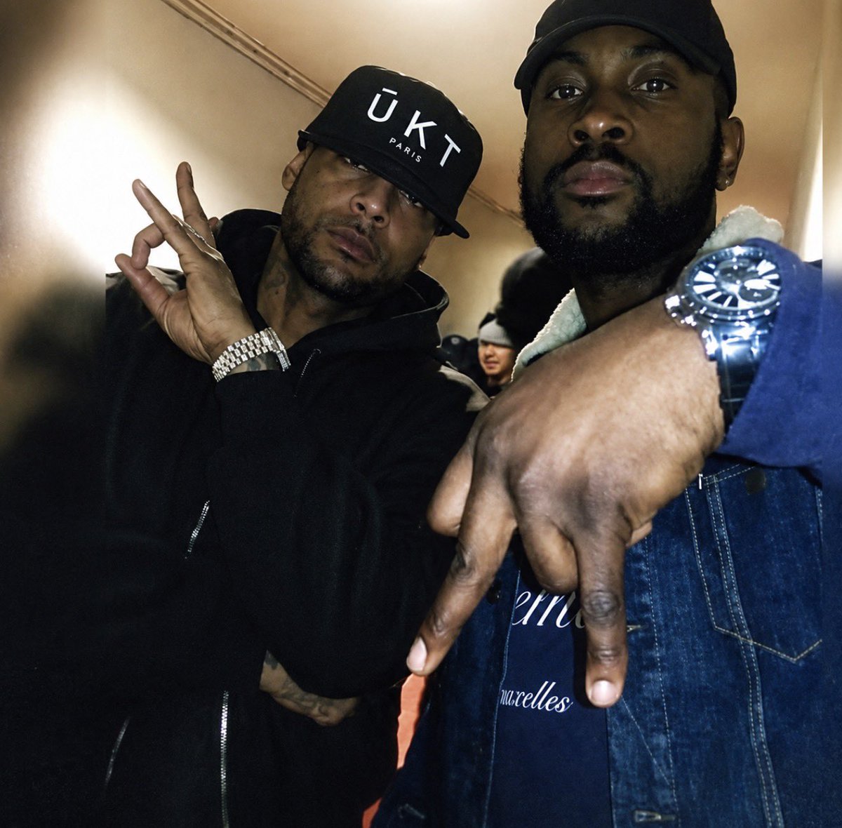 rapunchline's tweet photo. 🚨 KRISY REVIENT SUR SA COLLABORATION AVEC BOOBA ET DAMSO

🗣️ « Quand je travaillais sur le deuxième album de Damso, Ipséïté, il y a eu la venue de Booba dans mon studio qui de base était ma chambre. 

Ils sont arrivés à quatre ou cinq, mais ils faisaient tous plus de deux mètres. Du coup, c’est impressionnant dans la pièce où ça prend beaucoup de place. 

En tant que producteur, c'est quelqu'un de très ouvert et de très réfléchi, qui avait de très bons conseils.

En fait, il posait beaucoup de questions à l’artiste et c’est ça que j’ai trouvé super intéressant. Il essaie vraiment de comprendre le projet et, en même temps, il faisait part de ses coups de cœur. 

Il y avait des morceaux qu’il entendait, il savait directement que c’était un morceau qui allait fonctionner. 

Il disait directement : "Ça, ça doit être un clip. Ça, il faudrait terminer, mais il y a du potentiel."

Et quand l’album est sorti, en fait, tout ce qu’il a dit dans le grenier, je l’ai vu de mes propres yeux après, et c’est totalement ce qu’il disait au studio.

Je ne pense pas qu’il y ait deux Bruxellois qui puissent se dire que Booba est passé dans son studio ou sa chambre pour écouter son travail. Ça, c’est un moment que je n’oublierai jamais. »

🎙️Icon France