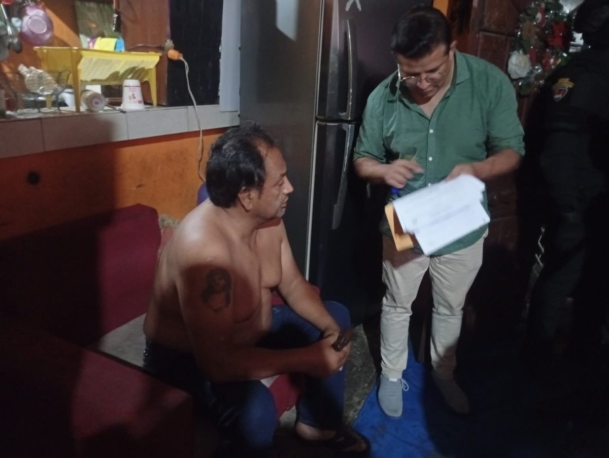 JohnReimberg's tweet photo. OPERACIÓN MATRIX
16 ALLANAMIENTOS Y 16 INMUEBLES ALLANADOS EN CUATRO PROVINCIAS POR SUSTRACCIÓN ILEGAL DE HIDROCARBUROS.
Tras cinco meses de investigación, la Policía Nacional ejecutó allanamientos simultáneos en 16 inmuebles de Pichincha, Esmeraldas, Santo Domingo y El Oro, desarticulando una estructura vinculada al GAO Los Tiguerones, presuntamente dedicada a disputarse el control de la ruta del poliducto para la sustracción ilegal de hidrocarburos y estar involucrados en asesinatos. 
Resultado: 16 detenidos, entre ellos 4 policías en servicio activo (OCP):
•Marco Vinicio Pérez Mejía (OCP), 55 años: antecedente por almacenamiento y comercialización ilegal de hidrocarburos (2026). 
•Wilmer Orlando Malquín Malquín, 47 años
•Adrián Rafael Peña Sánchez, 34 años
•Jean Pierre Mora Alcívar (OCP), 21 años
•José Libardo Morales Rosales, 43 años: antecedente por receptación (2020). 
•Eddy Patricio Morales Guaña, 34 años: antecedentes por delitos relacionados con hidrocarburos (2026) y receptación (2020). 
•Jhon Jairo Hurtado Peñarrieta, 24 años 
•Eddy Santiago Tenorio Tapuy (OCP), 30 años
•Luis Alberto Aveiga Abeiga, 30 años
•Mario Daniel Quintero Alvarado (OCP), 49 años: policía en servicio activo
•Alex Daniel Rosales Zambrano, 30 años
•Darwin Modesto Mora Correa, 40 años: antecedente por almacenamiento y comercialización ilegal de hidrocarburos (2026). 
•Martín Alejandro Quiñónez Cedeño, 45 años: antecedentes por robo calificado (2014) y tráfico de drogas (2021). 
•José Alberto Ponce Monge, 40 años: múltiples antecedentes por robo, tenencia de armas, violación de propiedad privada y sustracción de hidrocarburos. 
•Miguel Antonio Calle Chávez, 36 años: antecedente por almacenamiento y comercialización ilegal de hidrocarburos. 
•Danny Jesús Herrera Ortiz, 35 años: antecedentes por suplantación de identidad y delitos relacionados con hidrocarburos. 
Indicios:
•1 arma de fuego
•1 chaleco antibalas
•Varios teléfonos celulares