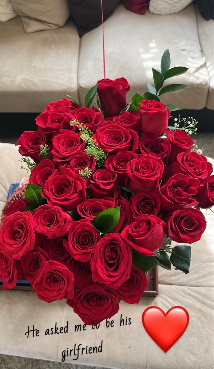 Peachesluv21's tweet photo. Sooo I have an updated. He came to my house this morning and asked me in person to be his girlfriend with flowers. He didn’t want to say yes through text. He wanted to see me in person and ask me himself. ☺️✨ https://t.co/c0TEb9HvzN
