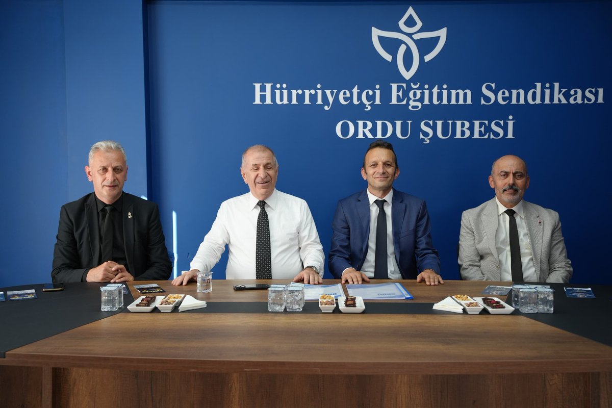 umitozdag's tweet photo. Zafer Partisi olarak 2 gündür devam eden Ordu programımızı Hürriyetçi Eğitim Sendikası Ordu Şubesi üyesi eğitimcilerimizi ve Şube başkanı Sayın Hakan Ankun'u ziyaret ederek tamamladık.

Emekçiden yana gibi görünüp patrondan yana görünen sarı sendikalara karşı işçinin memurun emekçinin hakkını savunan sendikaların faaliyetleri Türkiye açısından umut vericidir.

Eğitim başta olmak üzere her alanda bu tür sendikaların sayısının artmasını diliyor, misafirperverlikleri için Hürriyetçi Eğitim Sendikası Ordu Şube Başkanı Sayın Hakan Ankun ve üyelerine şükranlarımı sunuyorum.