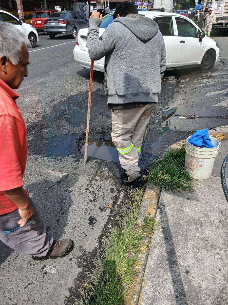 A_VCarranza's tweet photo. ¡Buenos días! ☀️

💧🚧Estamos construyendo una mejor comunidad. Realizamos la reparación de una fuga de agua en la esquina de Lorenzo Boturini y La Viga, en la colonia Lorenzo Boturini, para mejorar los servicios y cuidar este importante recurso.

#ObrasYDesarrolloUrbano https://t.co/ohbGJkSLYS